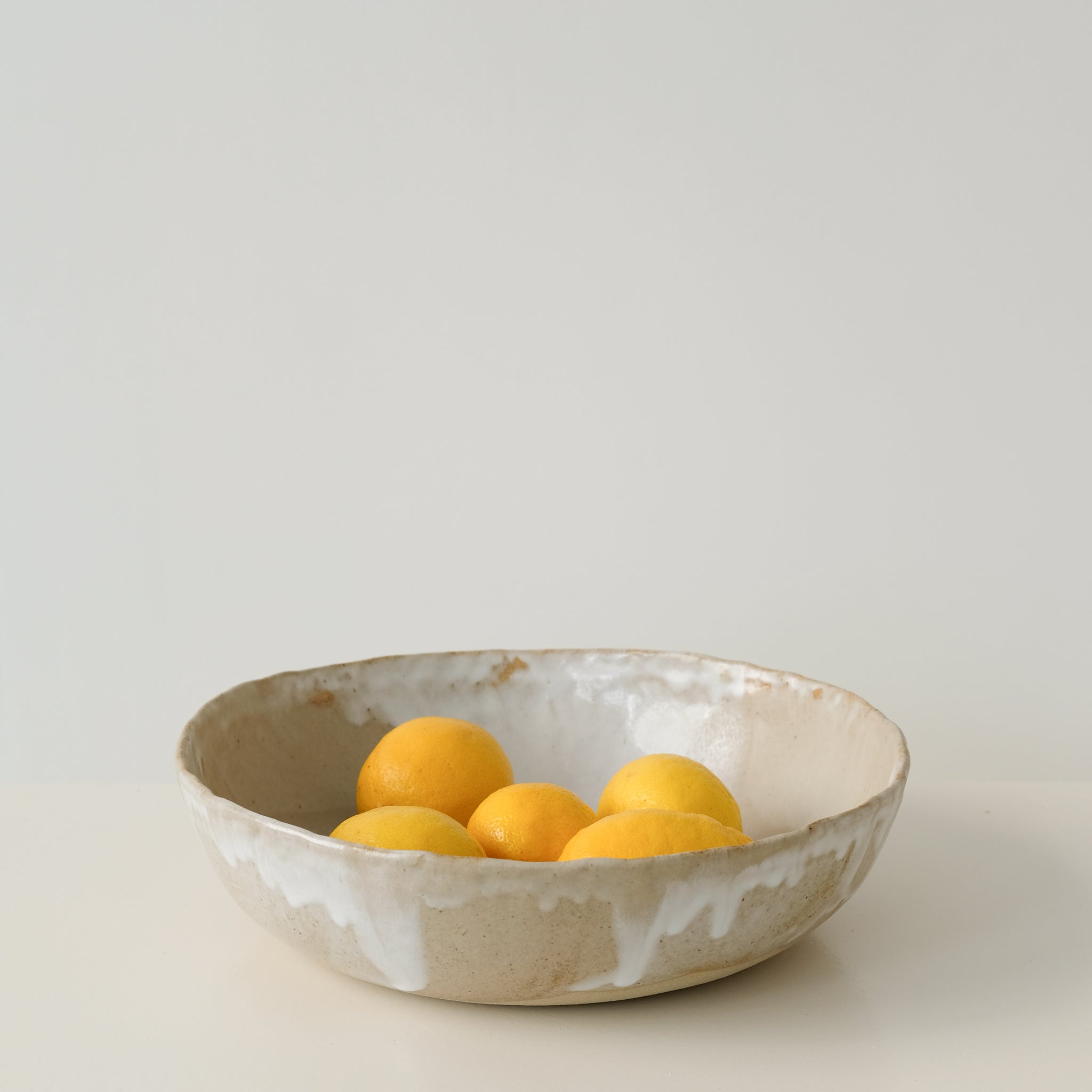 Saladier en grès beige de Lola Moreau chez Brutal Ceramics