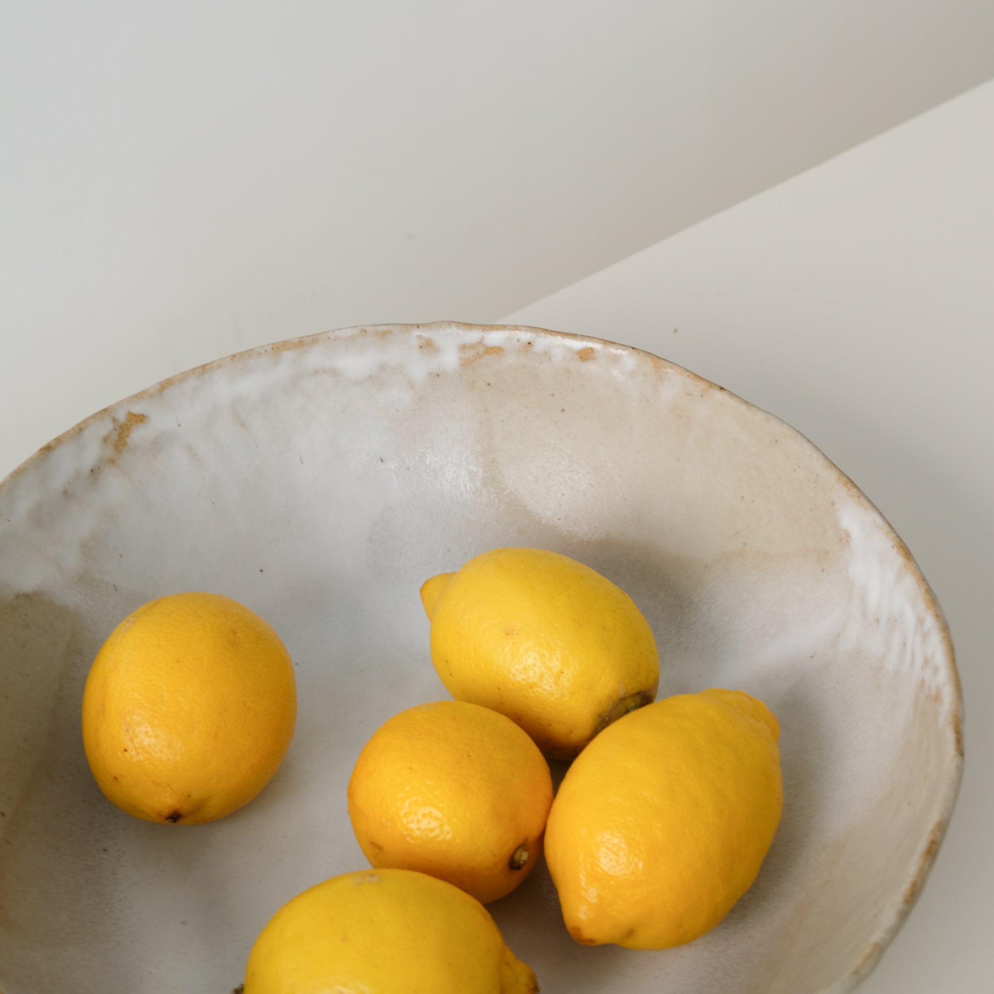Saladier en grès beige de Lola Moreau chez Brutal Ceramics