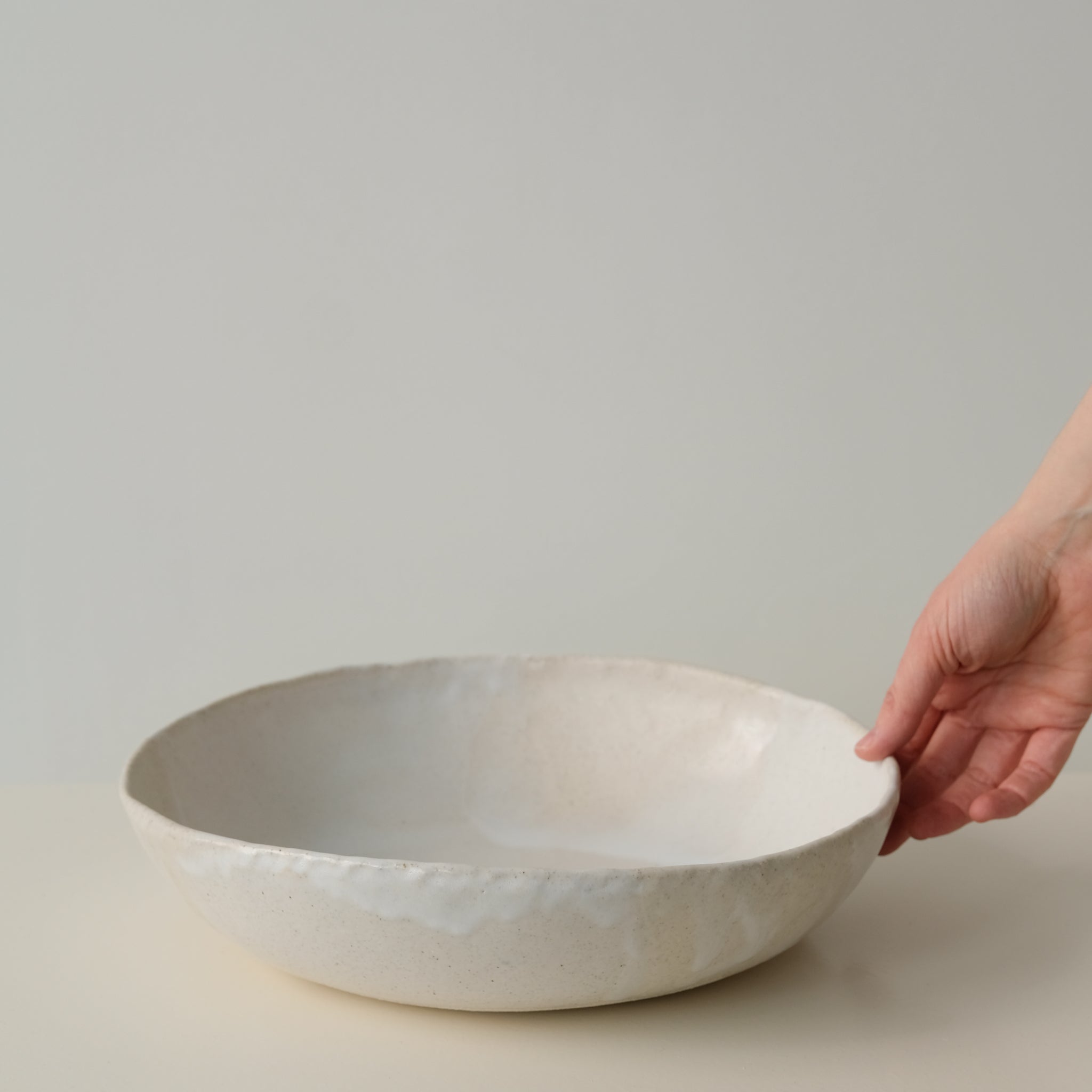 Saladier en grès blanc de Lola Moreau chez Brutal Ceramics