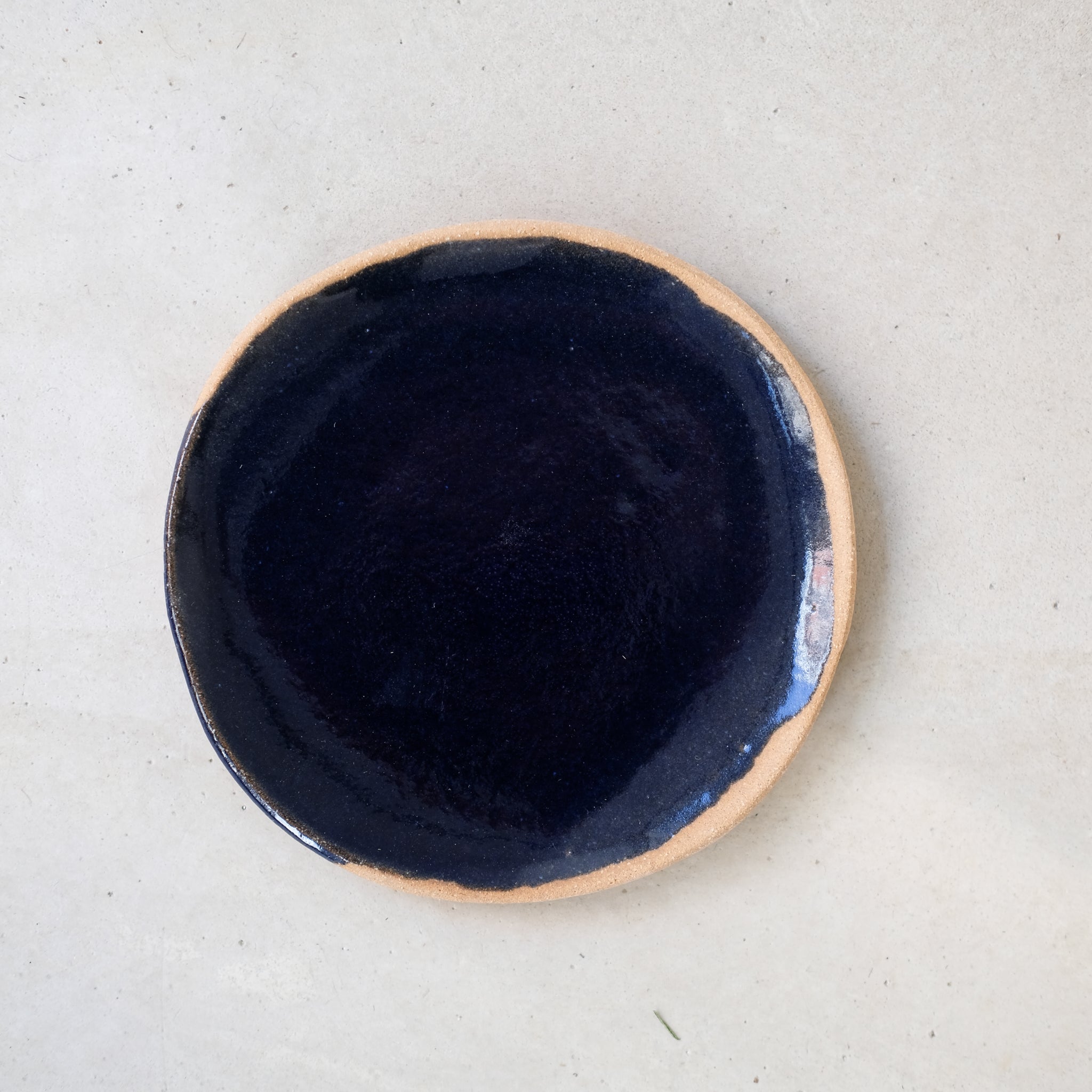 Assiette en grès roux bleu brillant de Lola Moreau chez Brutal 