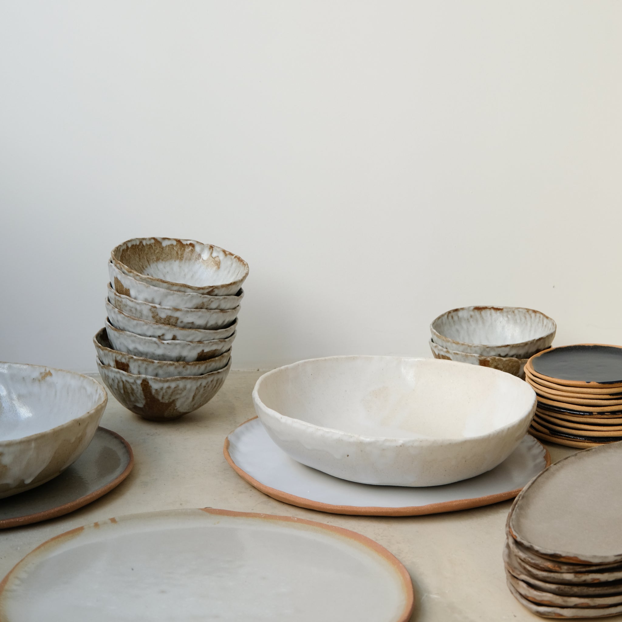 Saladier en grès blanc de Lola Moreau chez Brutal Ceramics