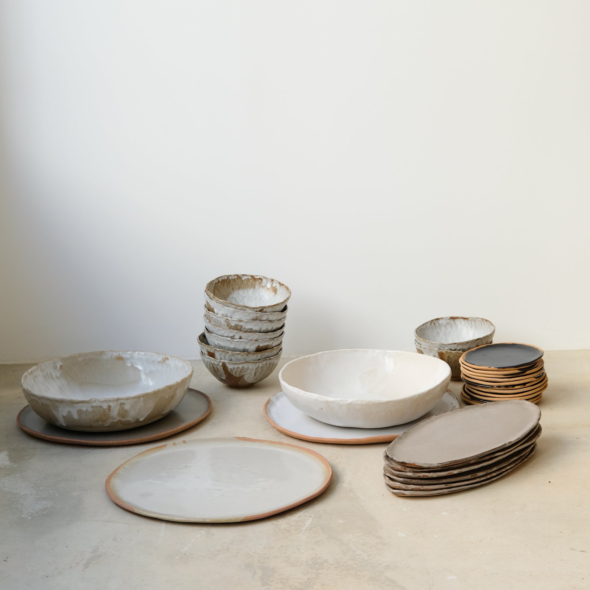 Plateau en grès roux, Blanc de Lola Moreau chez Brutal Ceramics