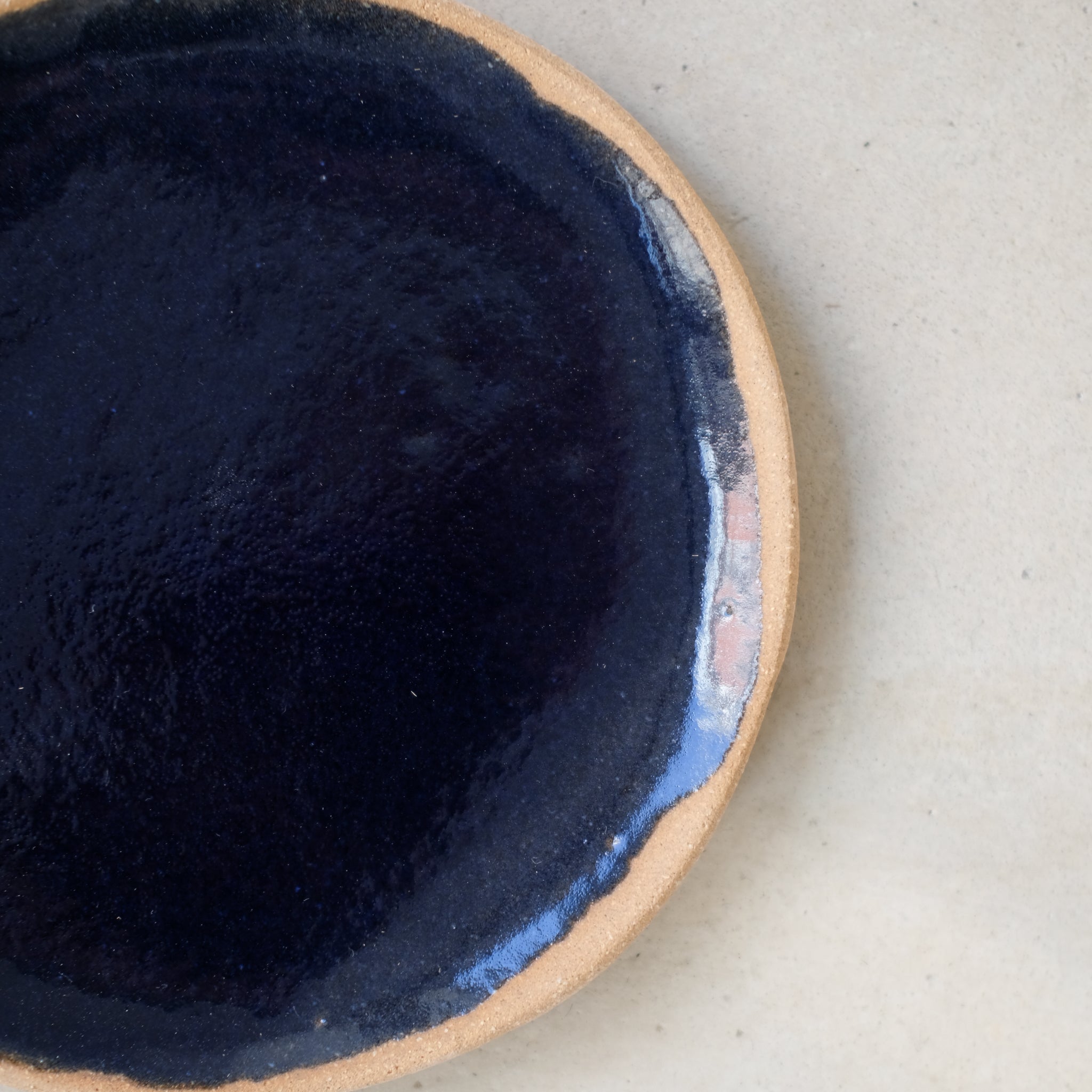 Assiette en grès roux bleu brillant de Lola Moreau chez Brutal 