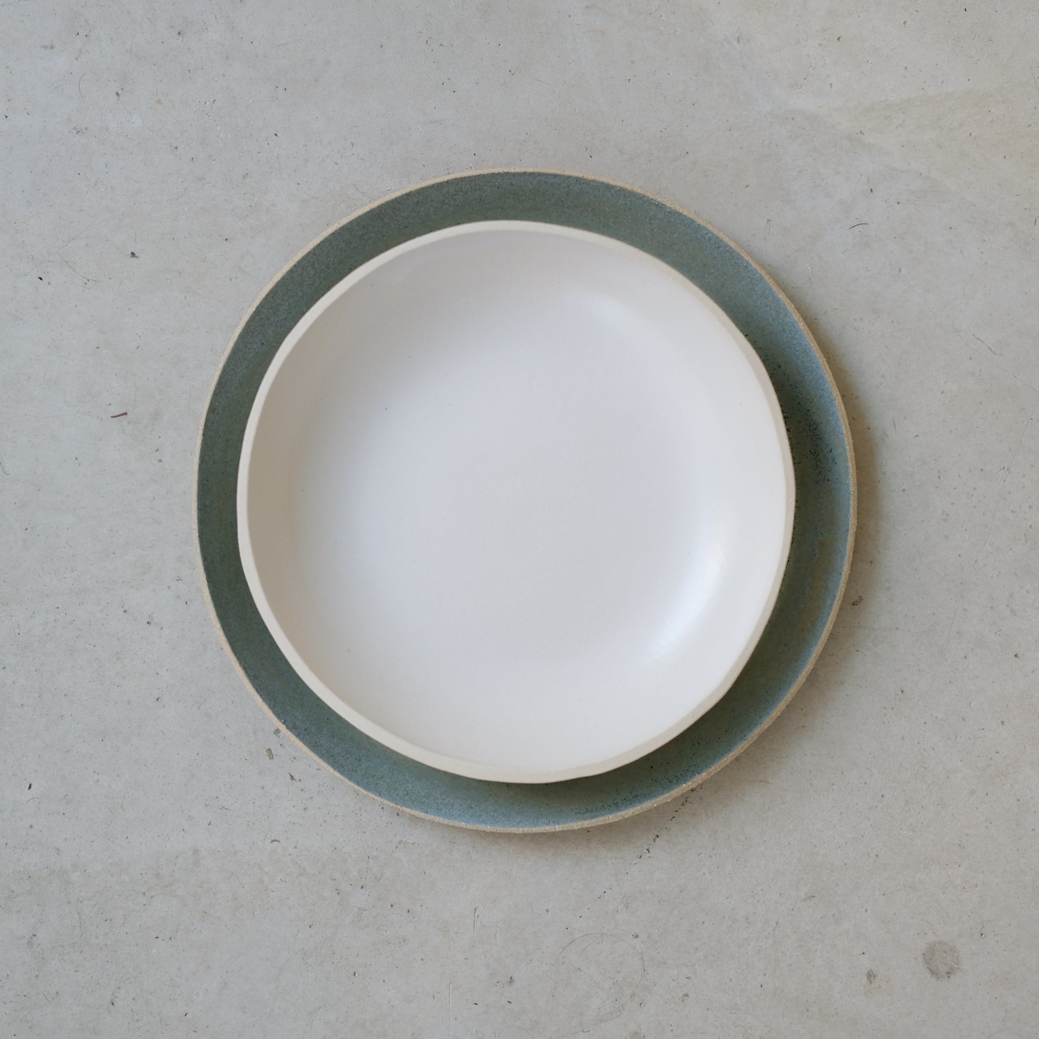 Assiette creuse blanc satiné en grès par Lucie Faucon chez Brutal