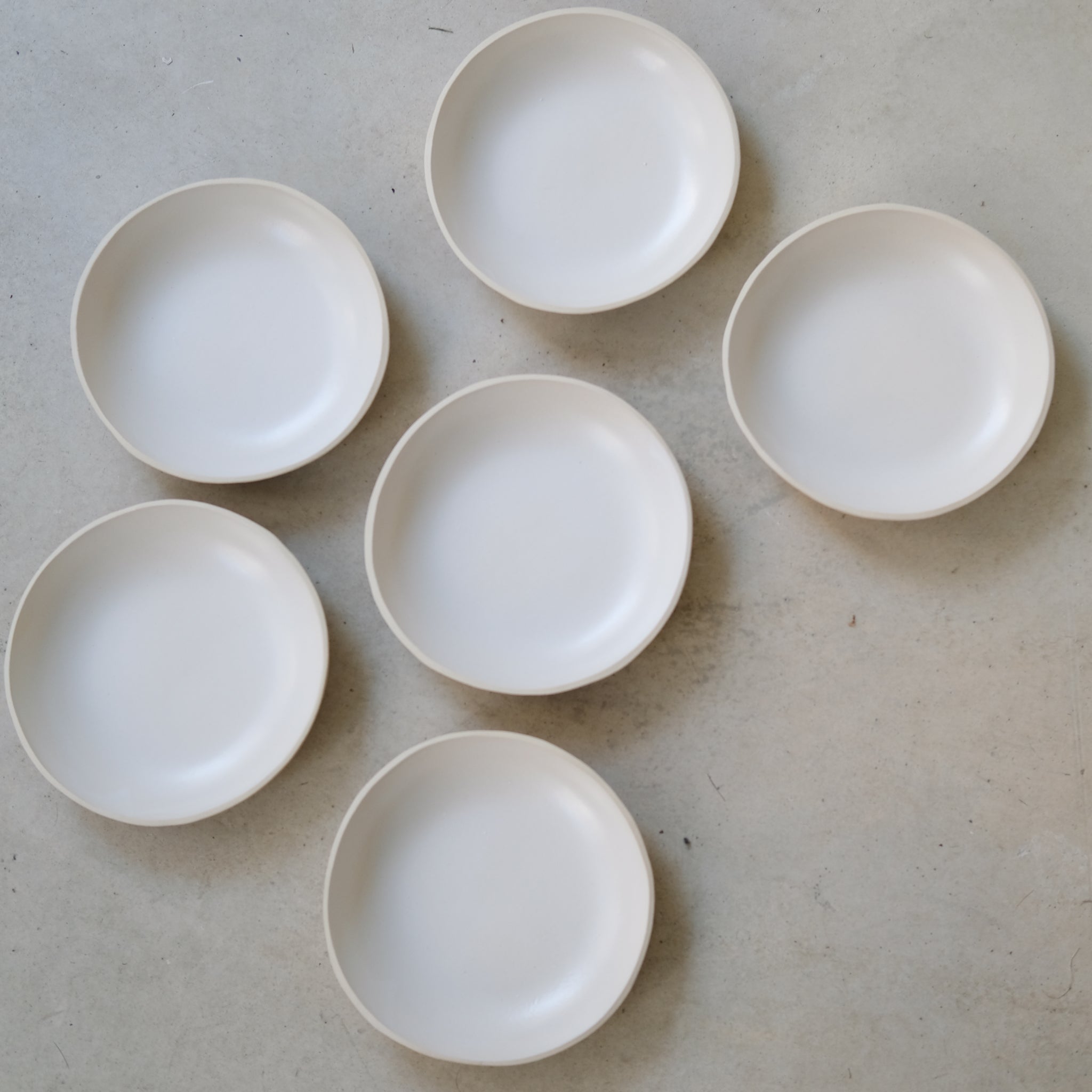 Assiette creuse blanc satiné en grès par Lucie Faucon chez Brutal