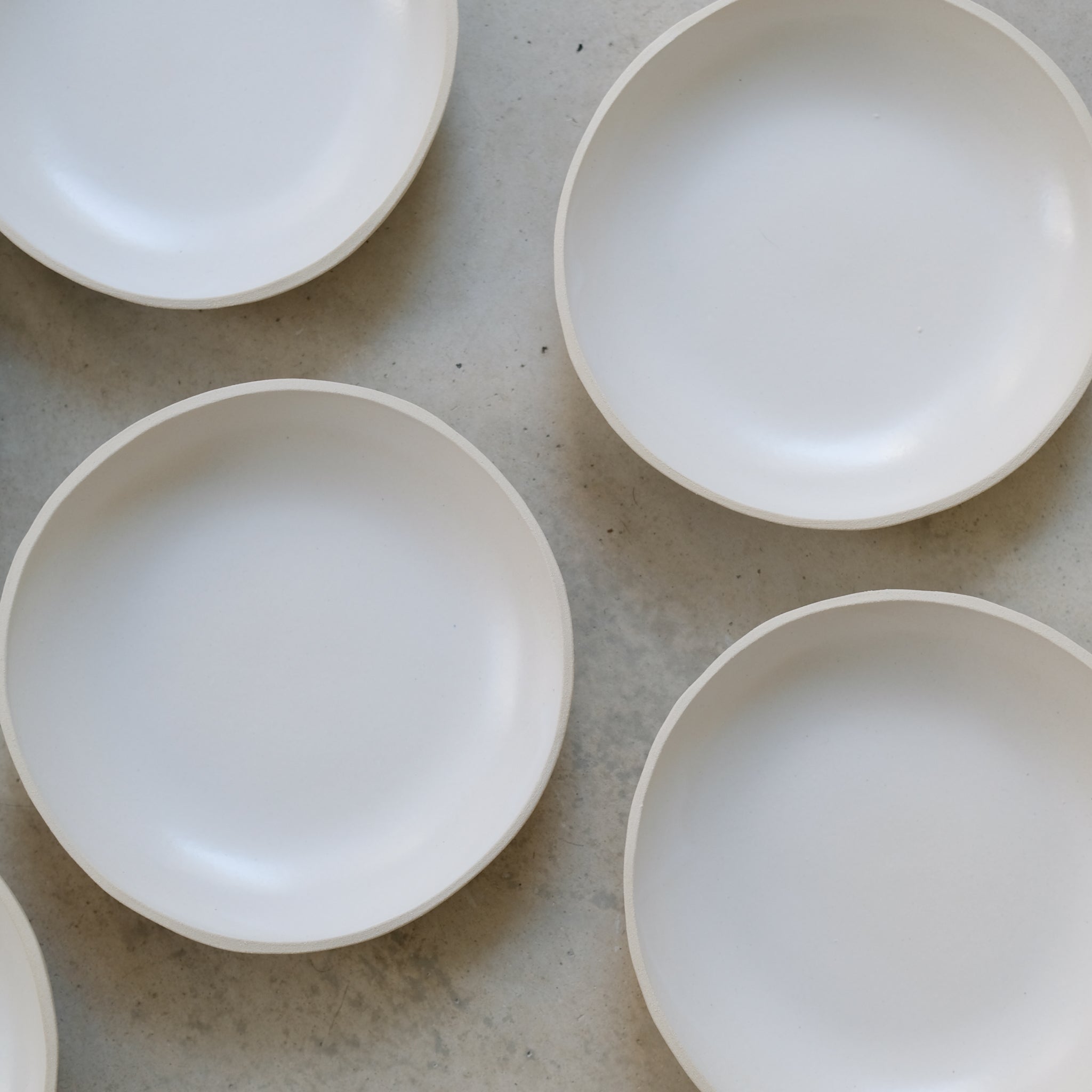 Assiette creuse blanc satiné en grès par Lucie Faucon chez Brutal