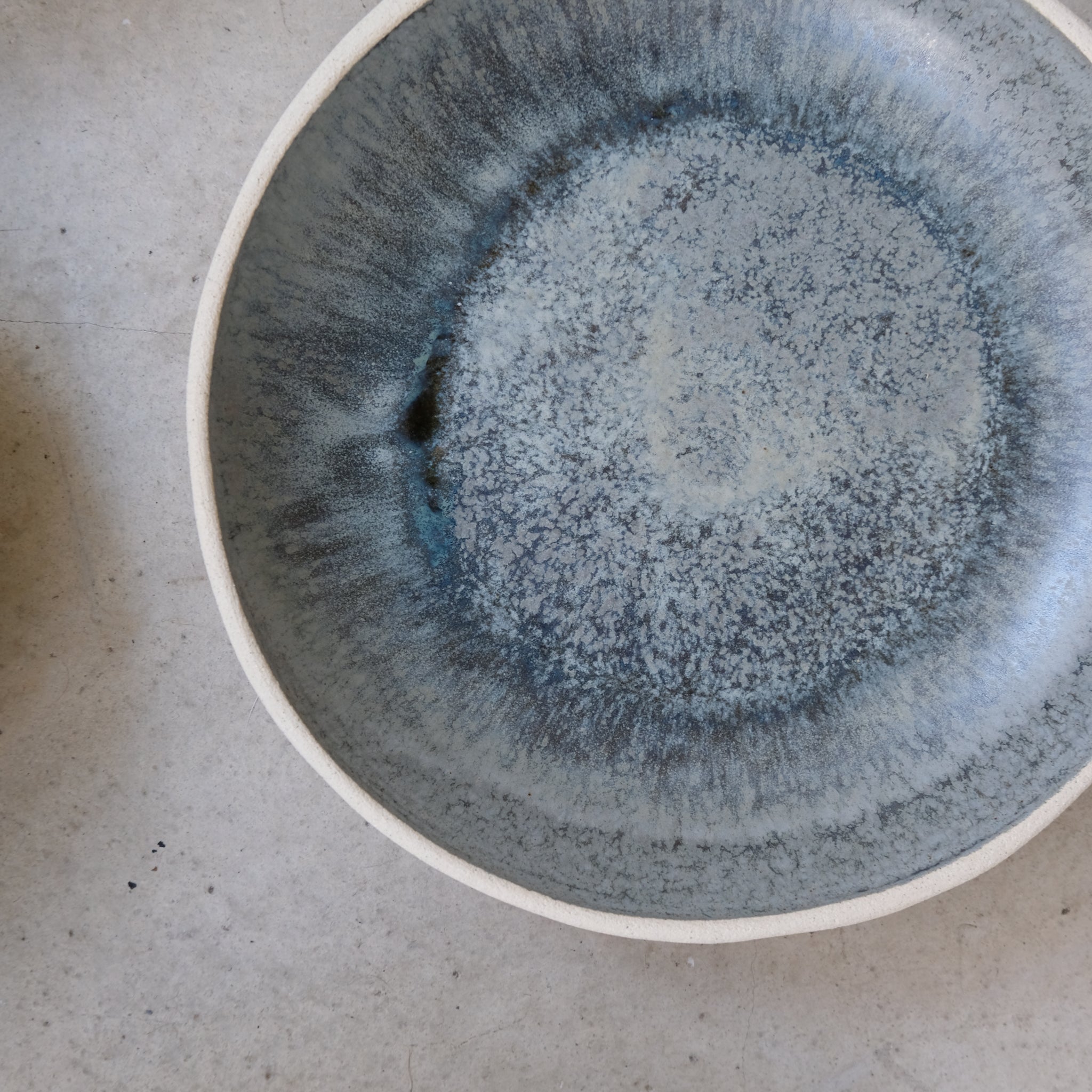 Assiette creuse lagon en grès blanc par Lucie Faucon chez Brutal