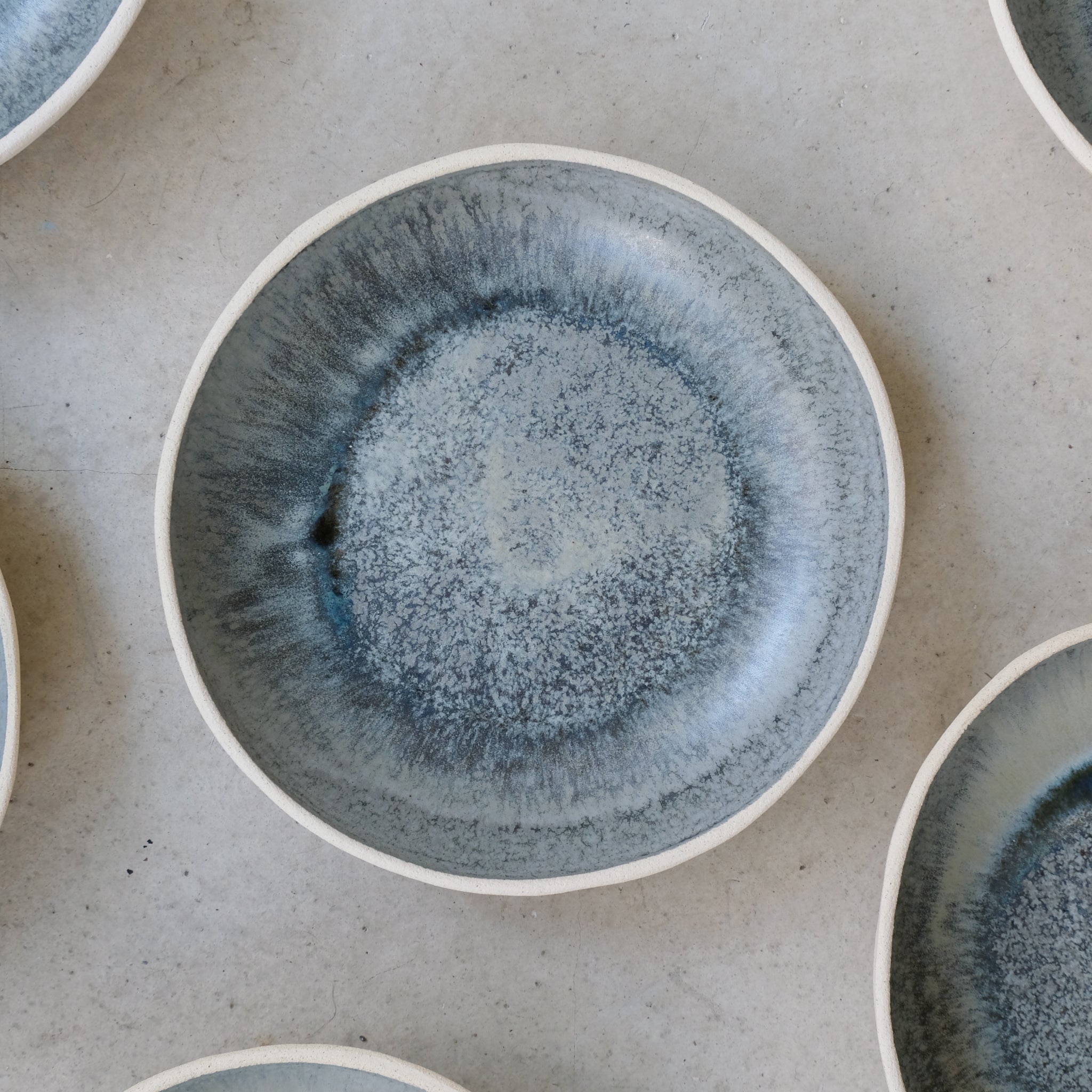 Assiette creuse lagon en grès blanc par Lucie Faucon chez Brutal