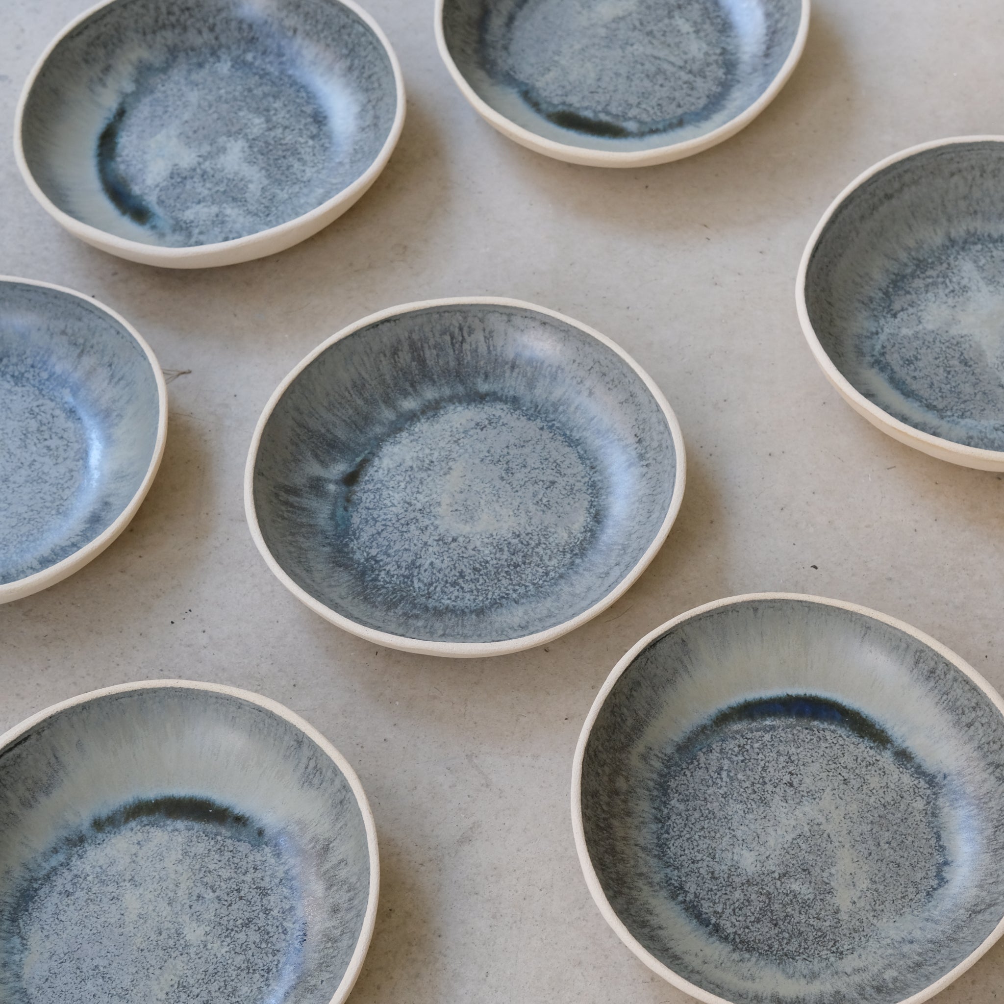 Assiette creuse lagon en grès blanc par Lucie Faucon chez Brutal