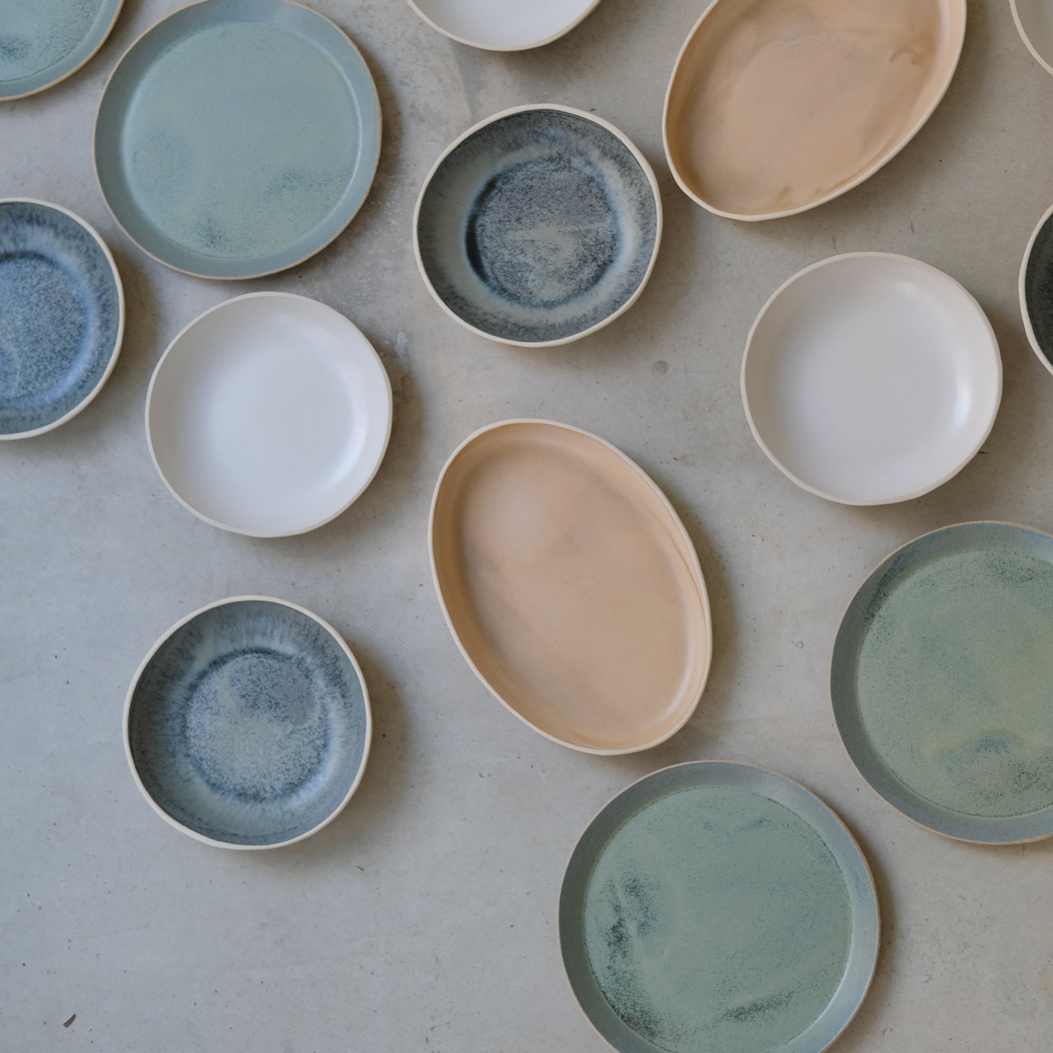 Assiette creuse lagon en grès blanc par Lucie Faucon chez Brutal