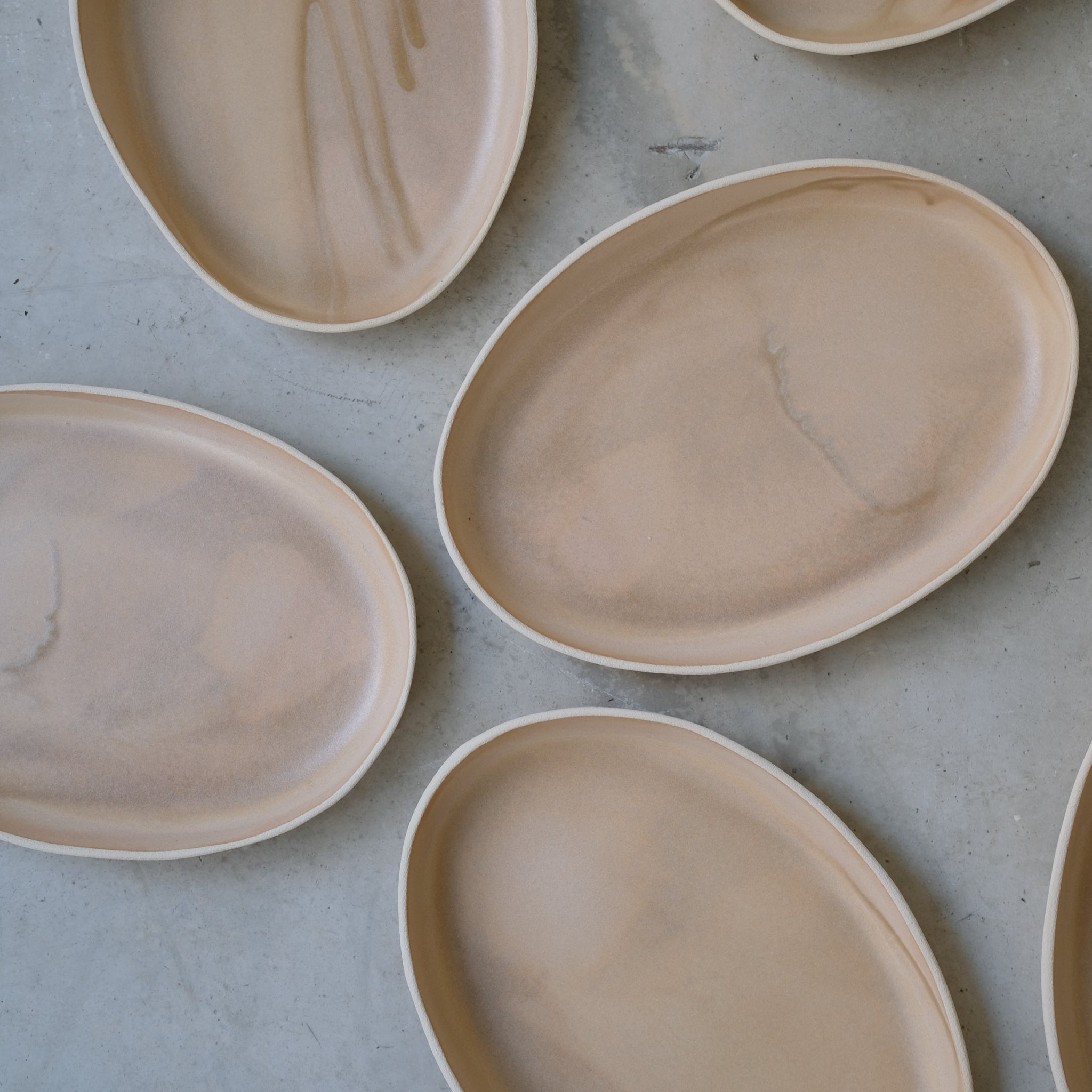 Plat allongé en grès pêche par Lucie Faucon chez Brutal Ceramics