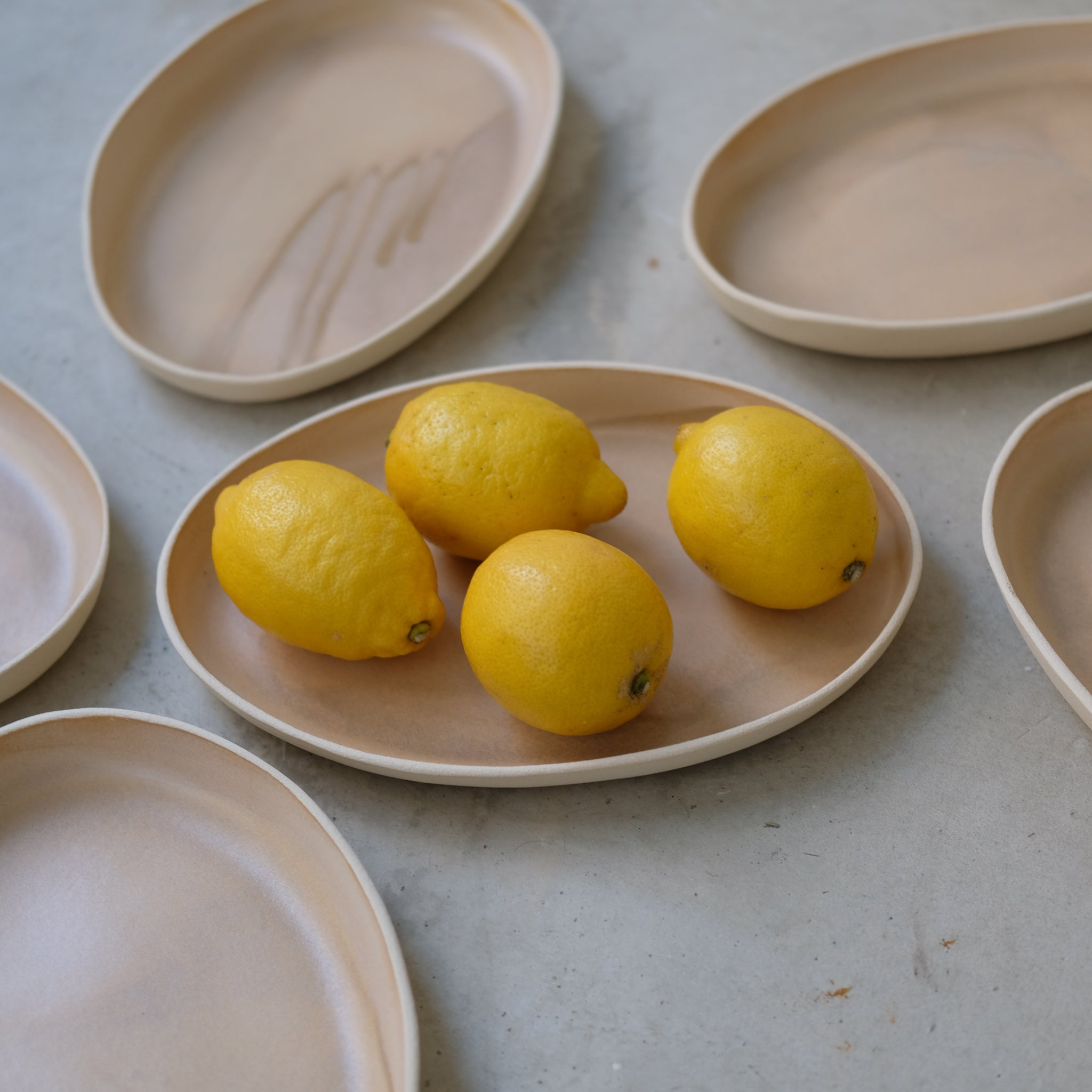 Plat allongé en grès pêche par Lucie Faucon chez Brutal Ceramics
