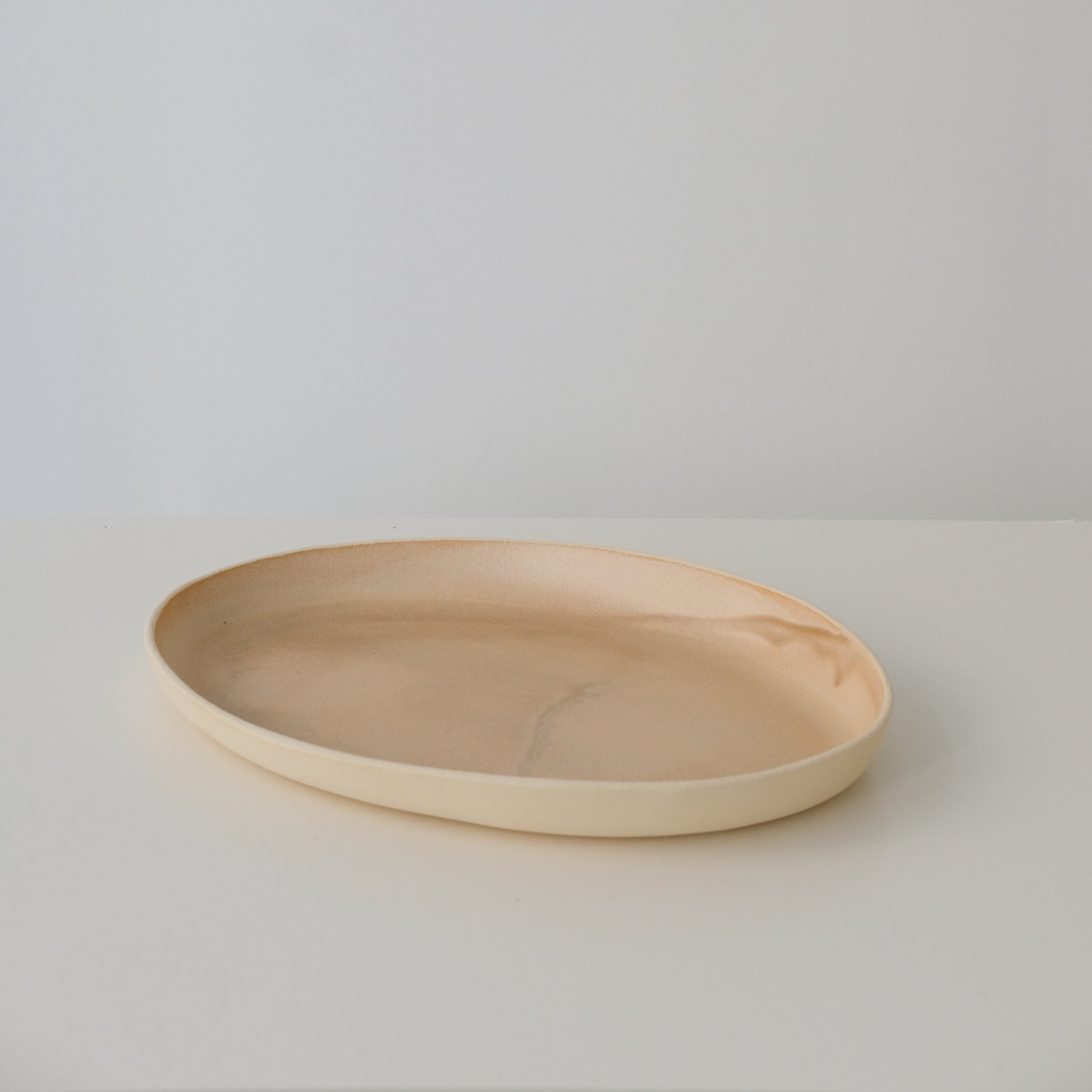 Plat allongé en grès pêche par Lucie Faucon chez Brutal Ceramics