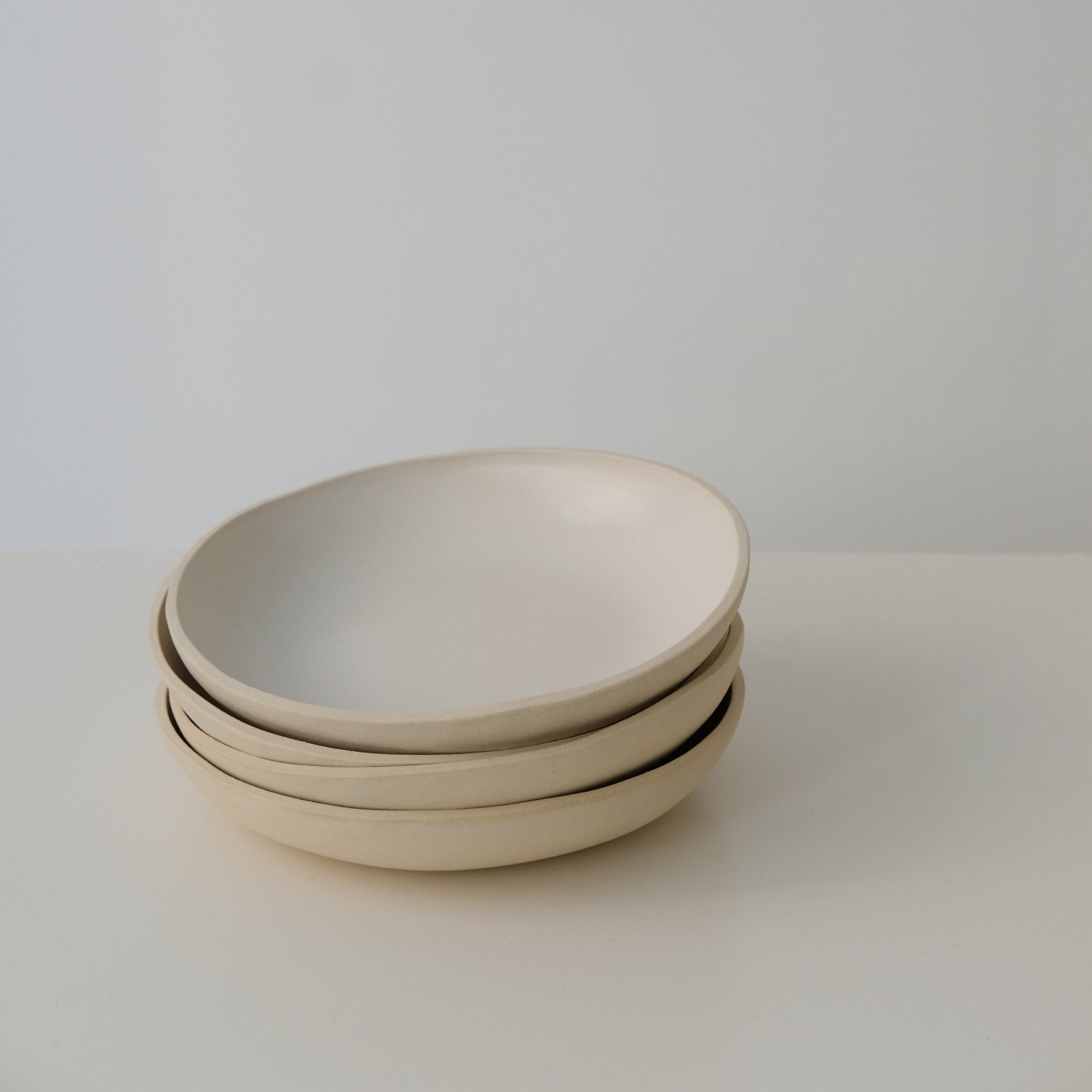 Assiette creuse blanc satiné en grès par Lucie Faucon chez Brutal