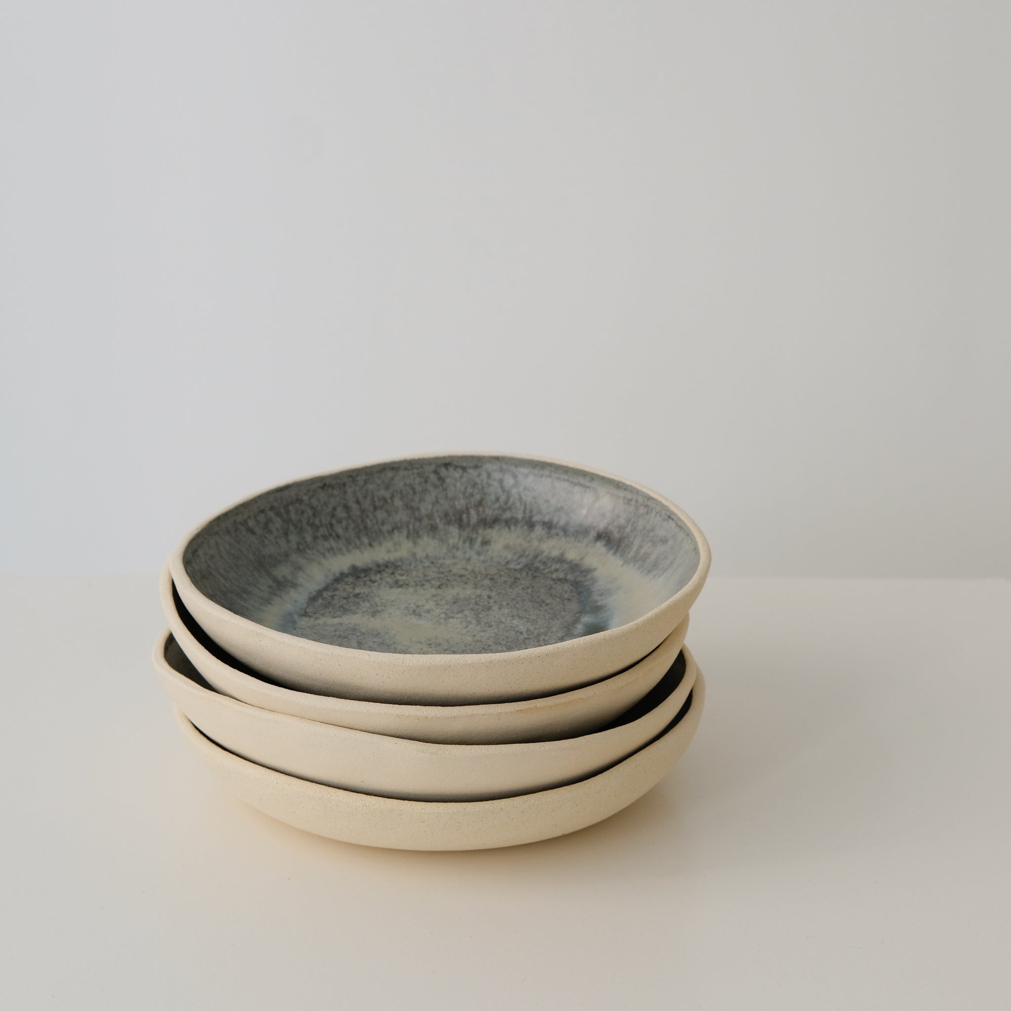 Assiette creuse lagon en grès blanc par Lucie Faucon chez Brutal