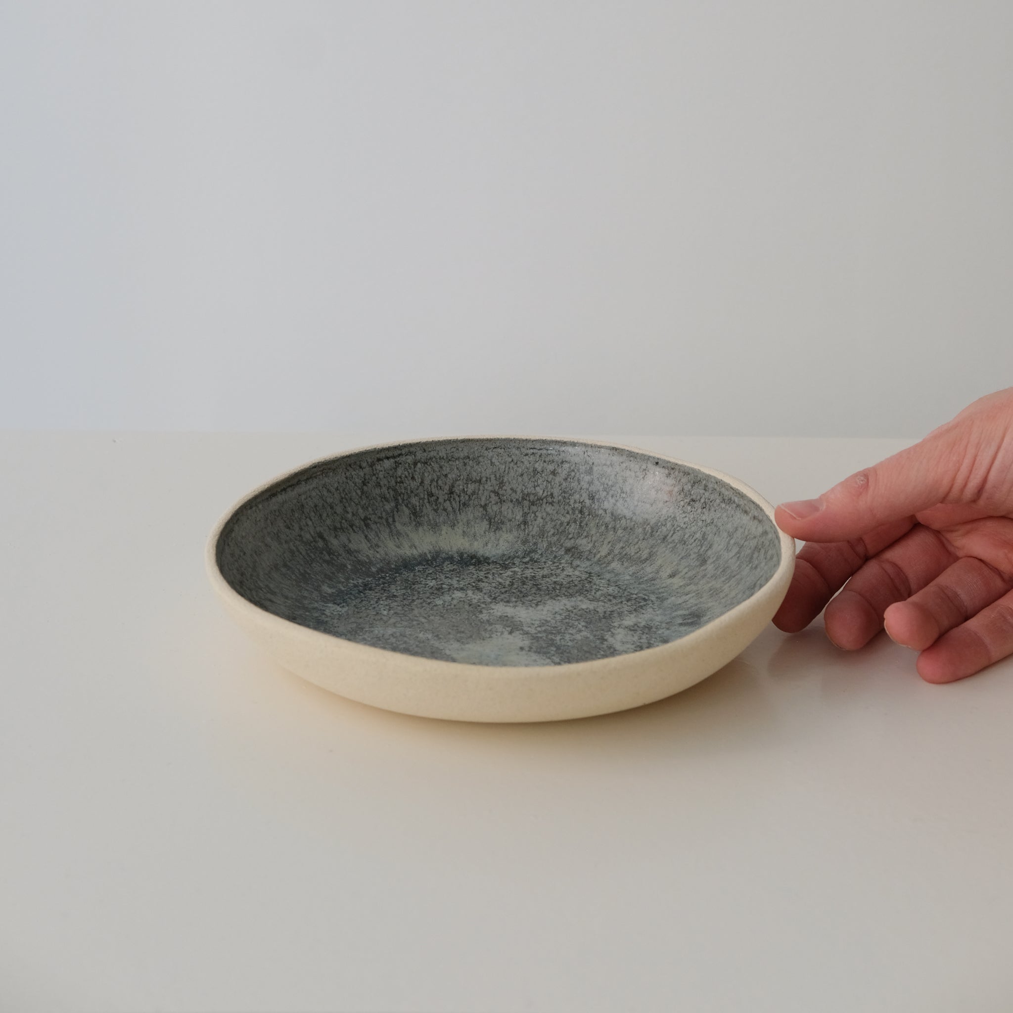 Assiette creuse lagon en grès blanc par Lucie Faucon chez Brutal