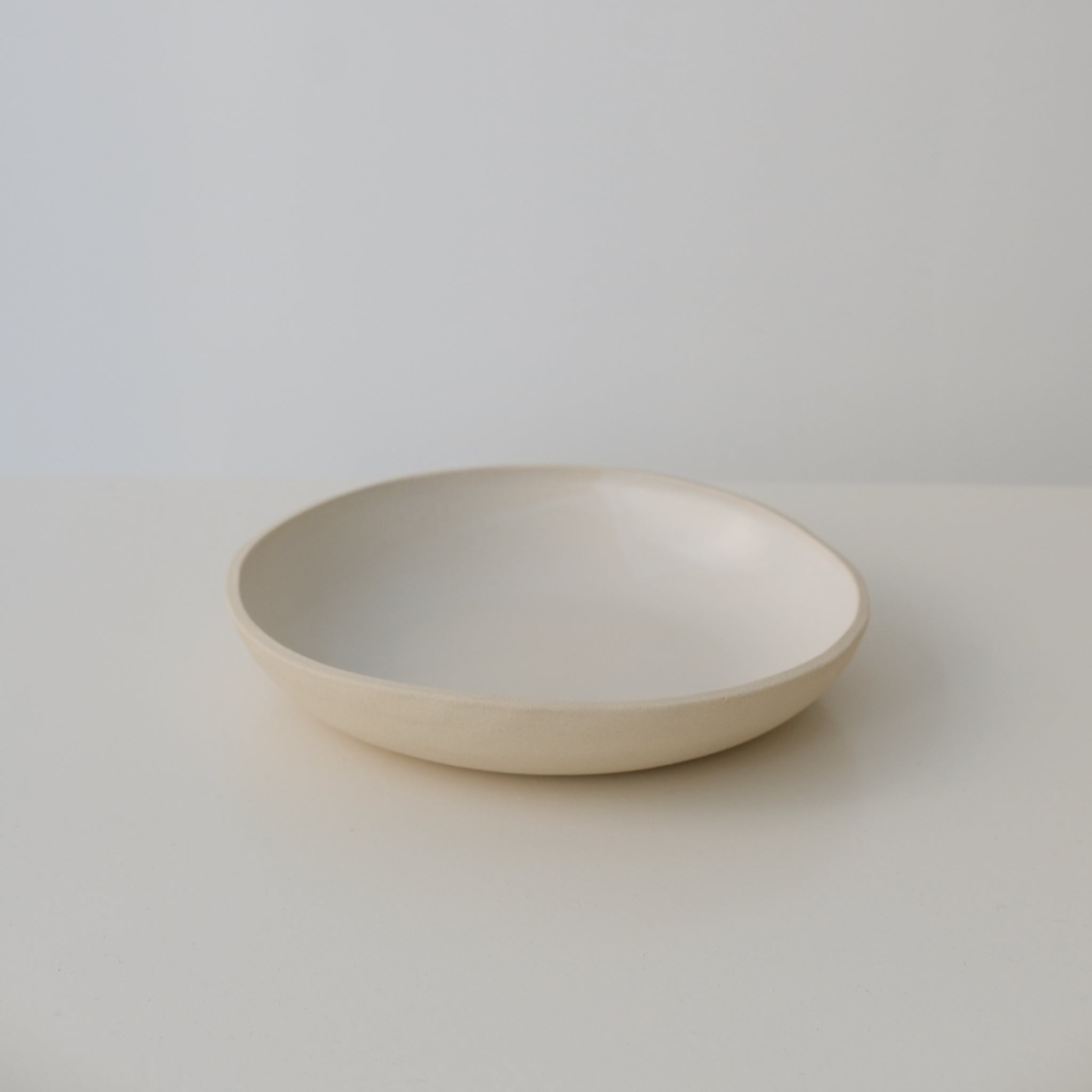 Assiette creuse blanc satiné en grès par Lucie Faucon chez Brutal