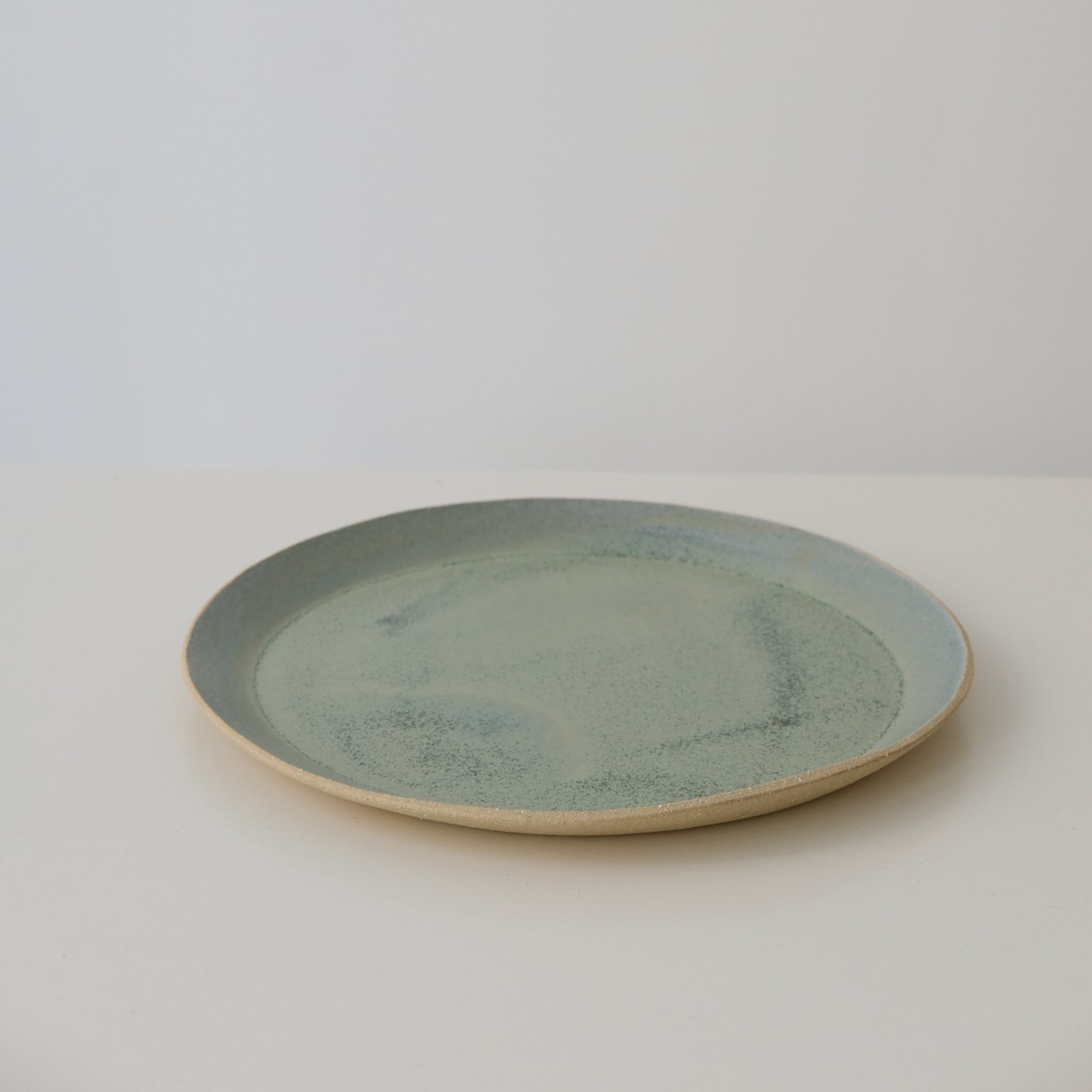 Assiette Pistache en grès par Lucie Faucon chez Brutal