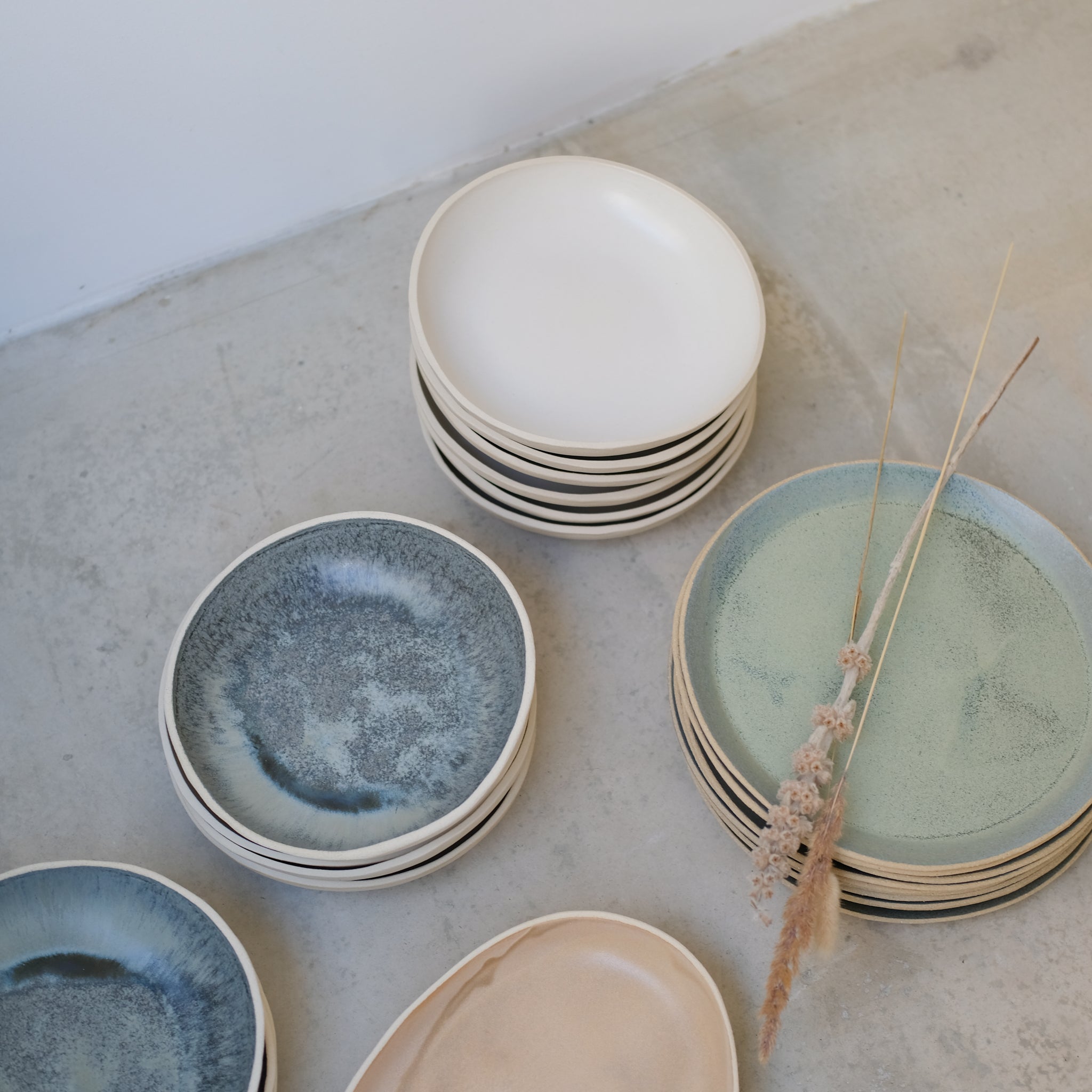Assiette creuse blanc satiné en grès par Lucie Faucon chez Brutal