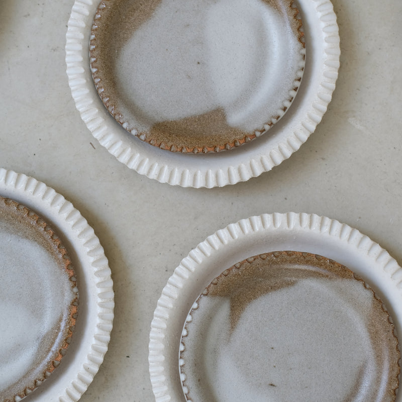 Assiette en grès roux email blanc-brun par Mano Mani chez Brutal Ceramics