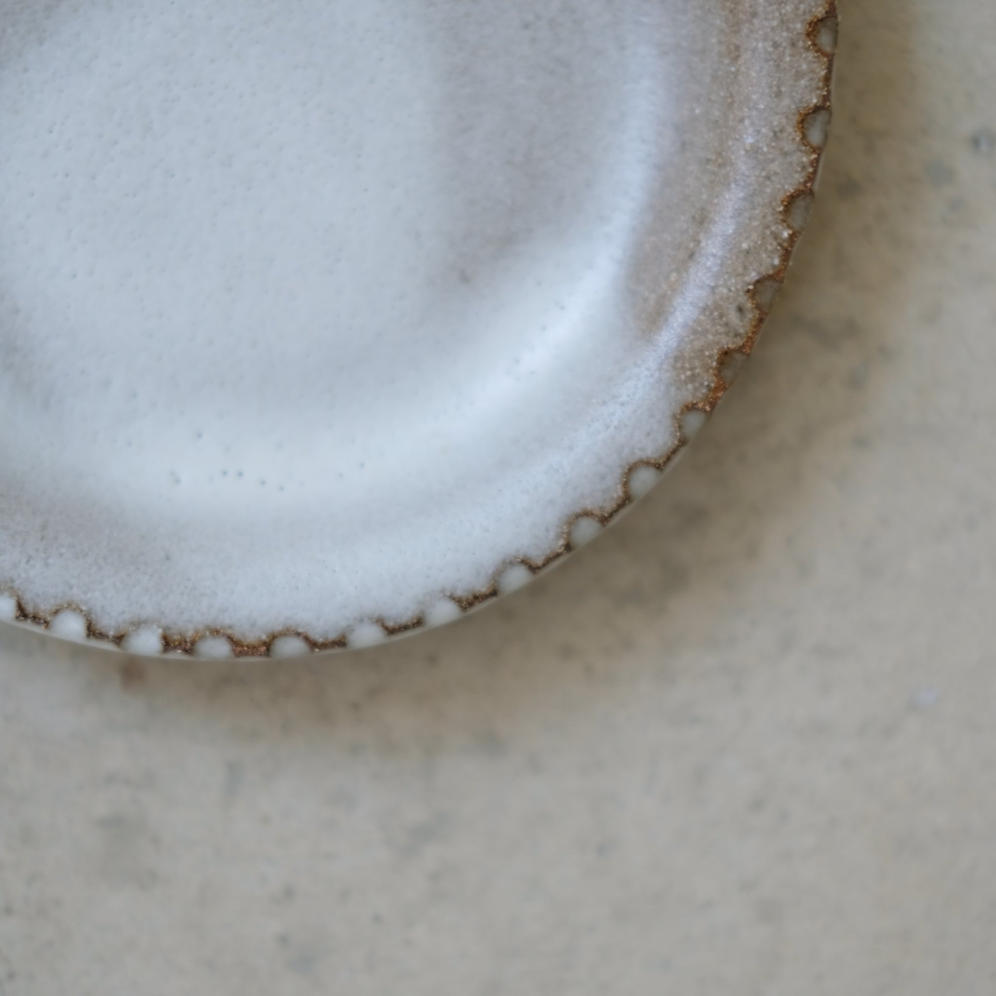 Assiette en grès roux email blanc-brun par Mano Mani chez Brutal Ceramics