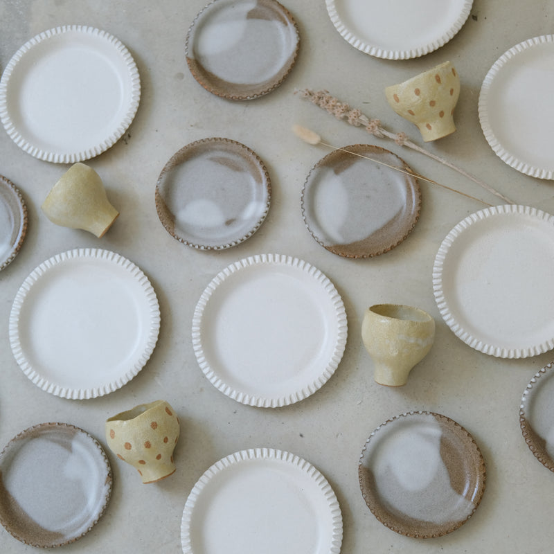 Assiette en grès blanc émail lait par Mano Mani chez Brutal Ceramics