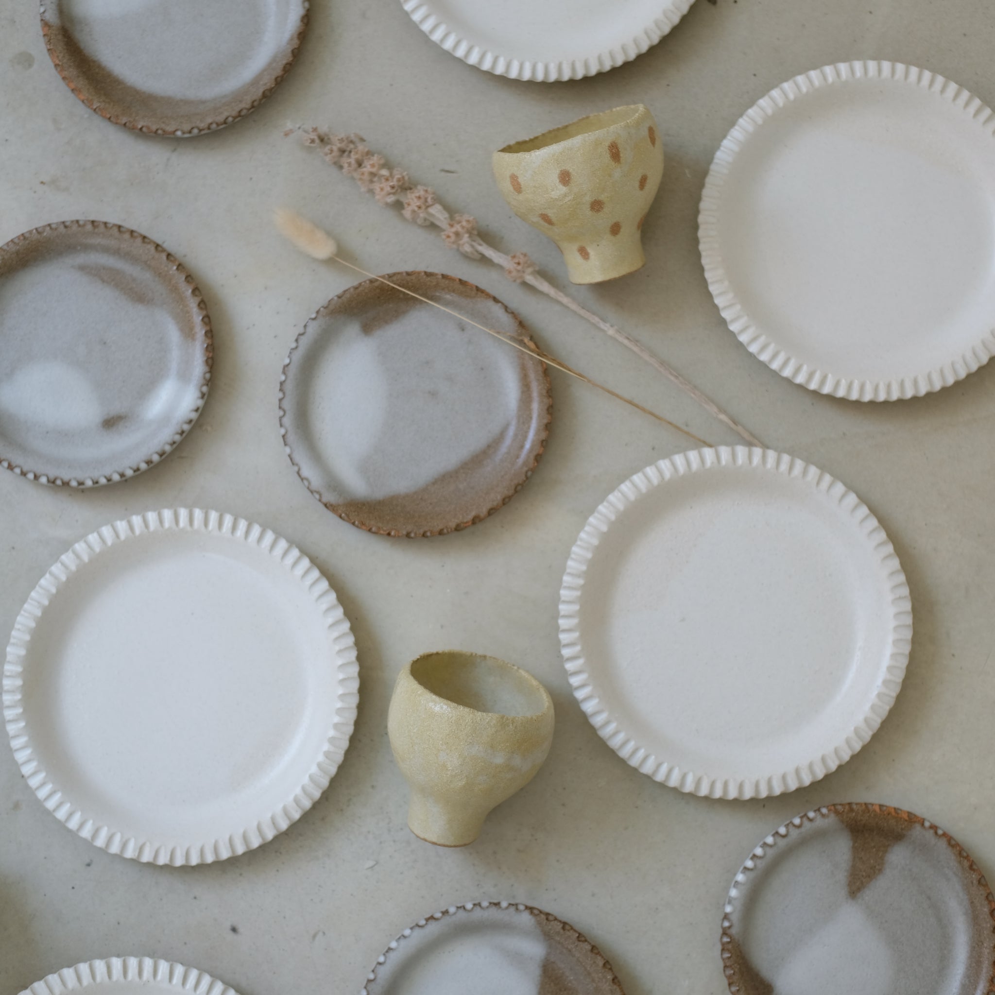 Tasse en grès roux crème par Mano Mani chez Brutal Ceramics