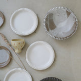 Assiette en grès roux email blanc-brun par Mano Mani chez Brutal Ceramics