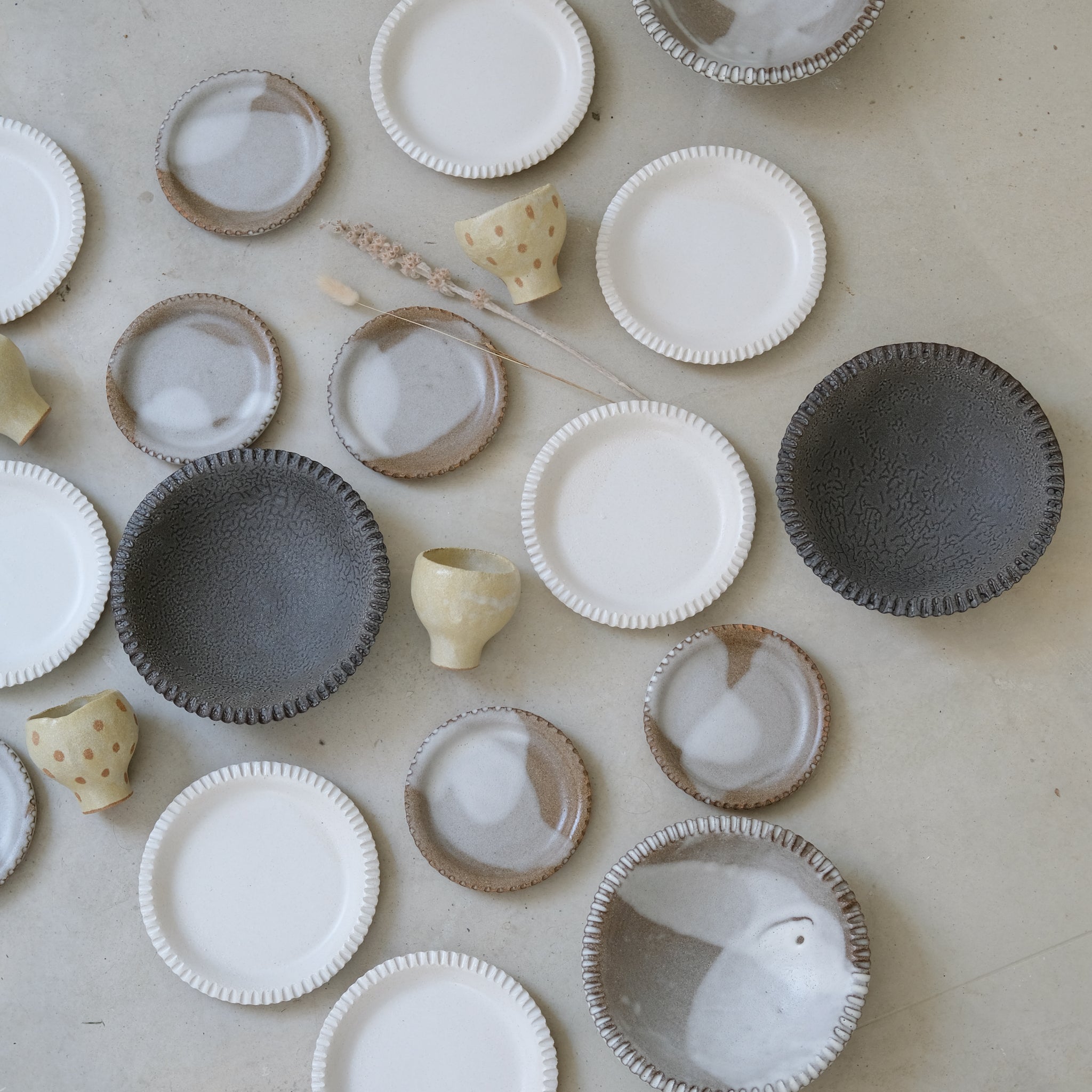 Tasse en grès roux crème à pois par Mano Mani chez Brutal Ceramics