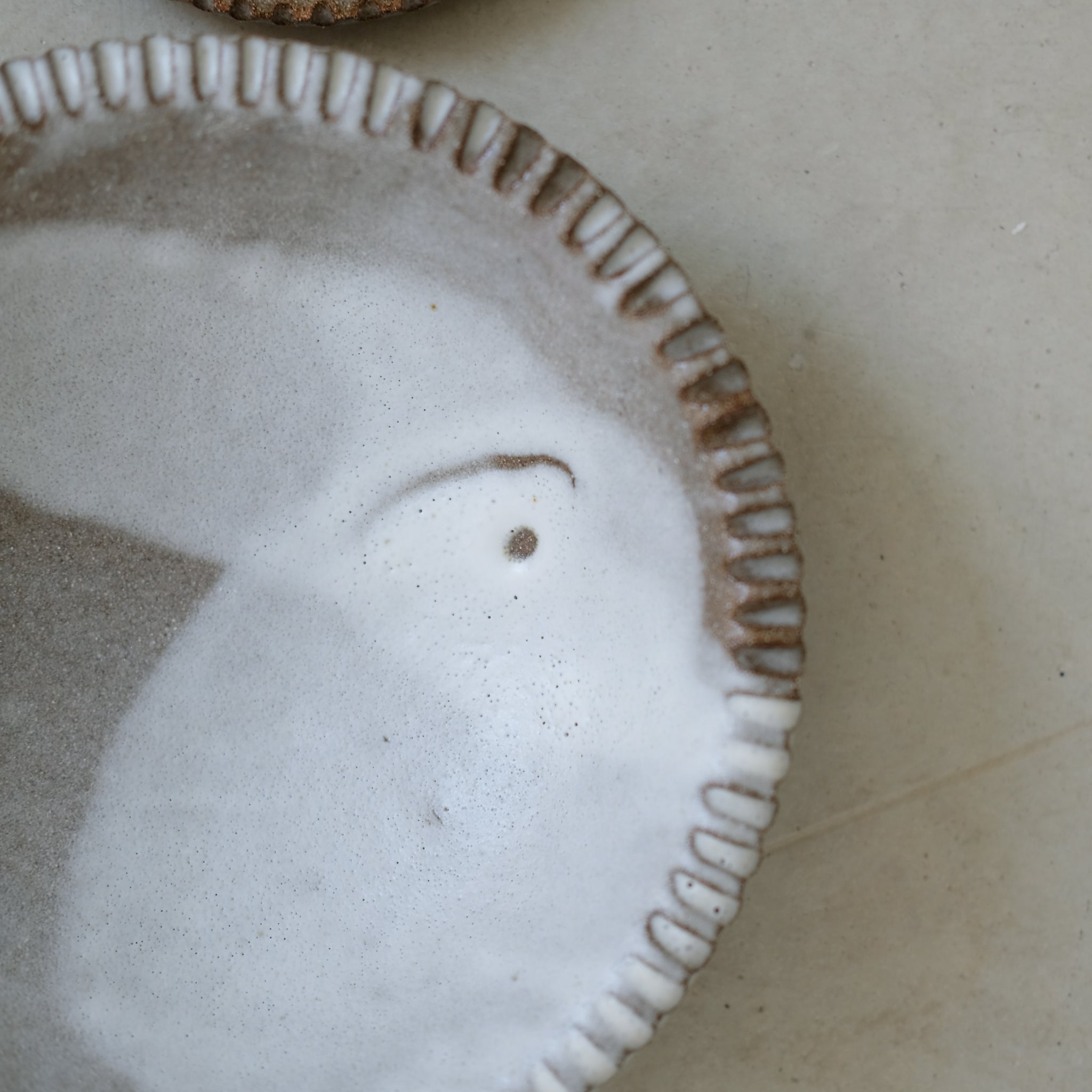 Saladier en grès roux D21,5cm - Blanc & Brun de Mano Mani chez Brutal