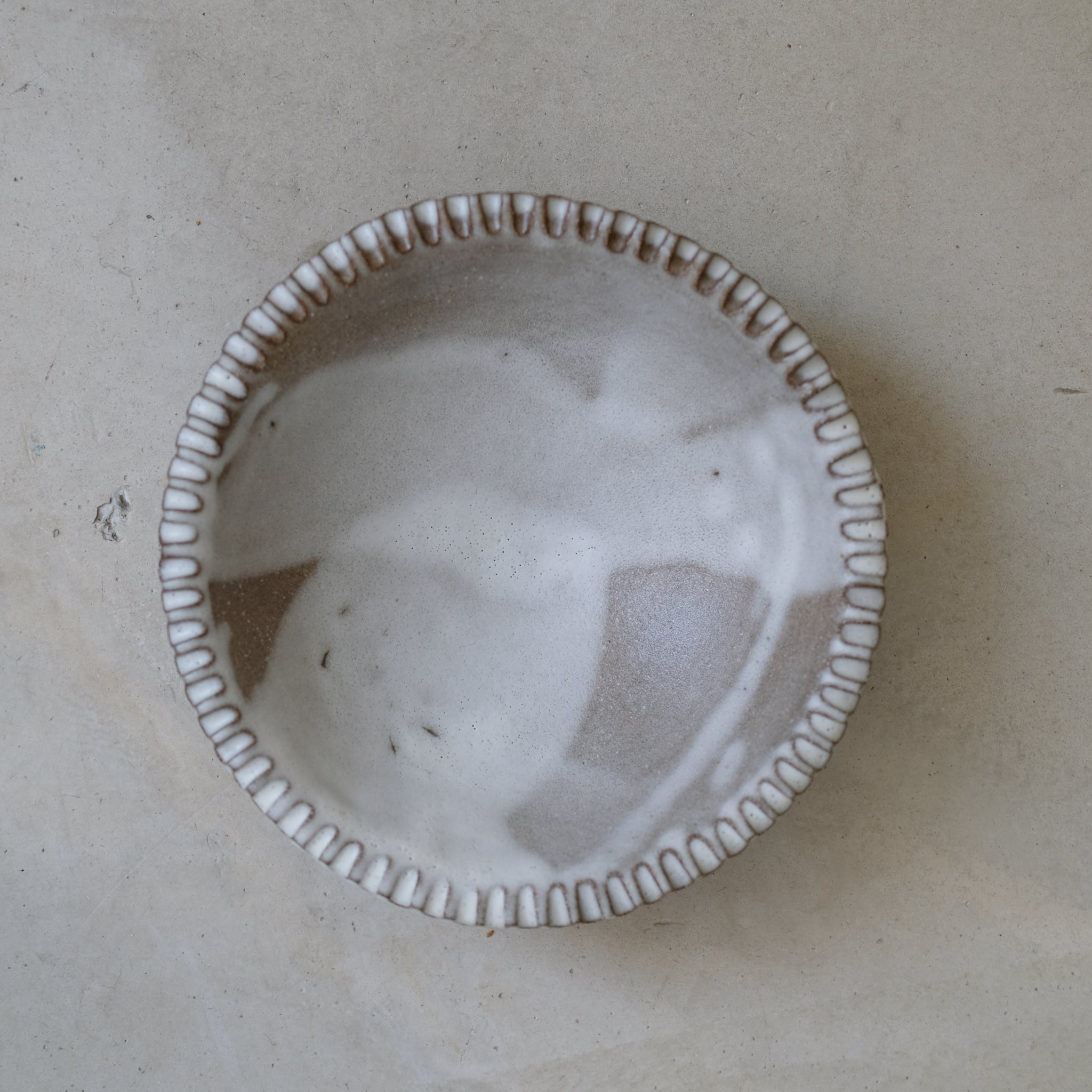 Saladier en grès roux D21,5cm - Blanc & Brun de Mano Mani chez Brutal