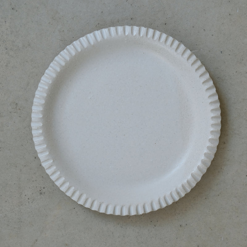 Assiette en grès blanc émail lait par Mano Mani chez Brutal Ceramics