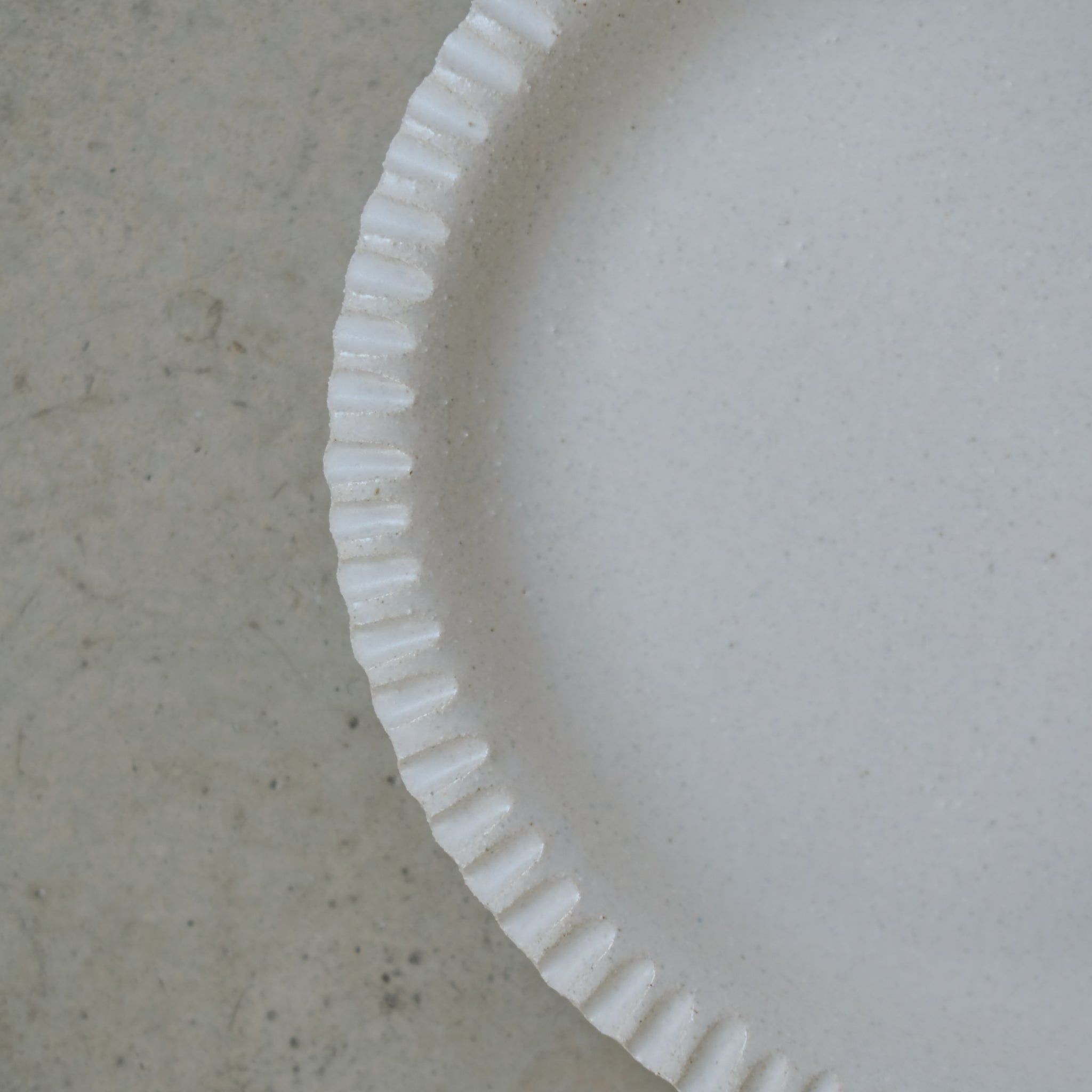 Assiette en grès blanc émail lait par Mano Mani chez Brutal Ceramics