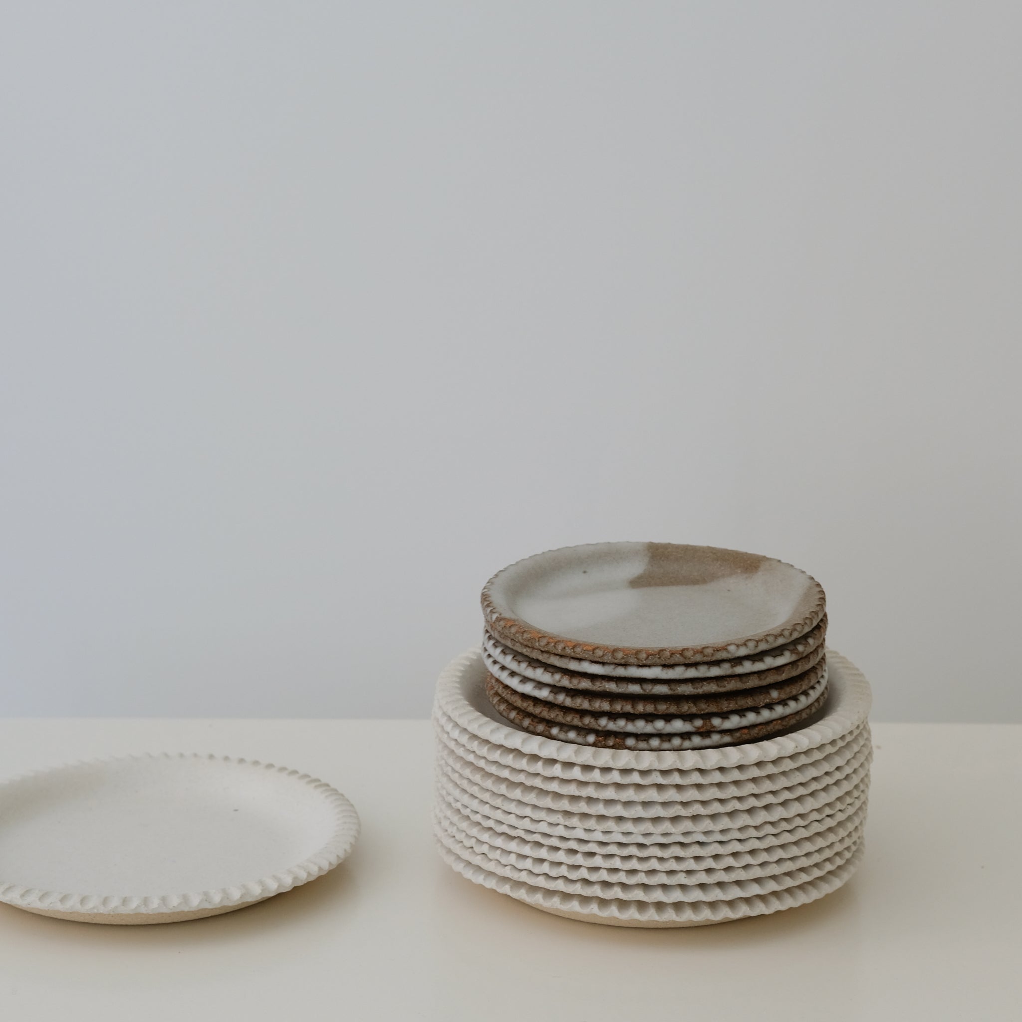 Assiette en grès blanc émail lait par Mano Mani chez Brutal Ceramics