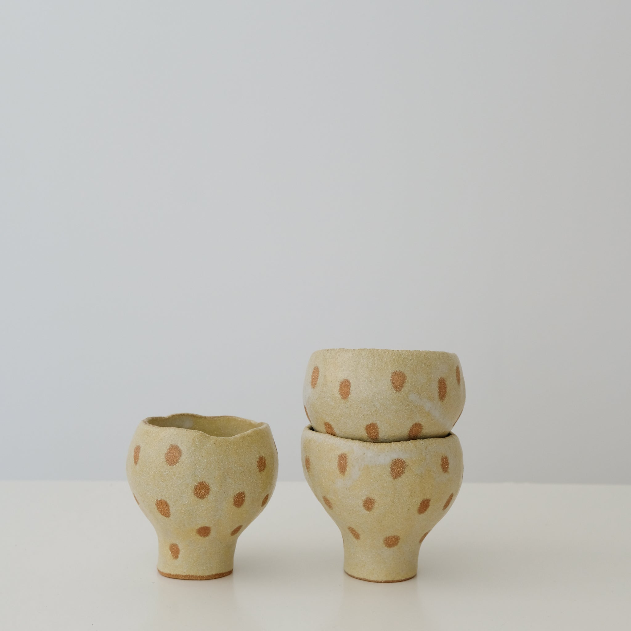 Tasse en grès roux crème à pois par Mano Mani chez Brutal Ceramics