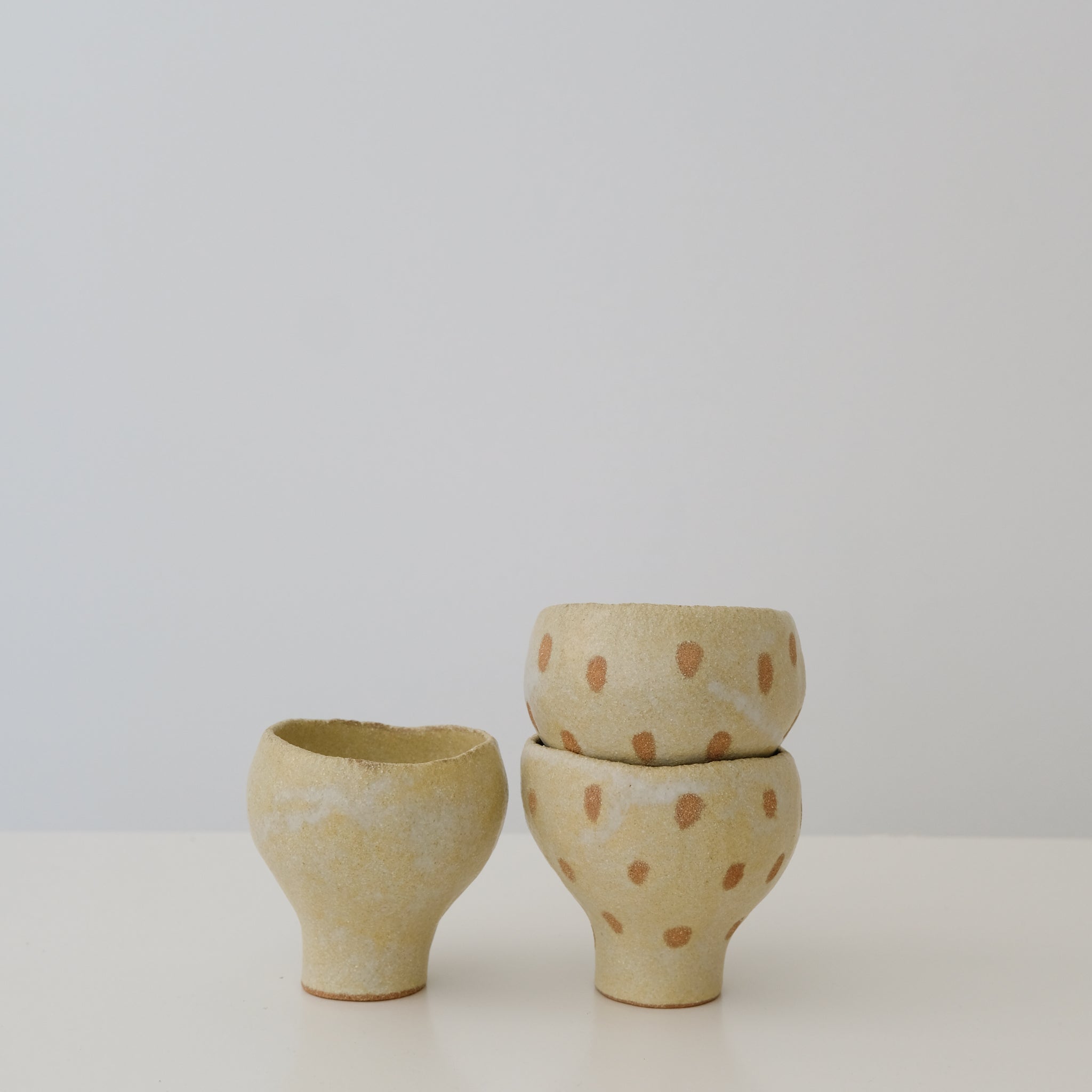 Tasse en grès roux crème par Mano Mani chez Brutal Ceramics