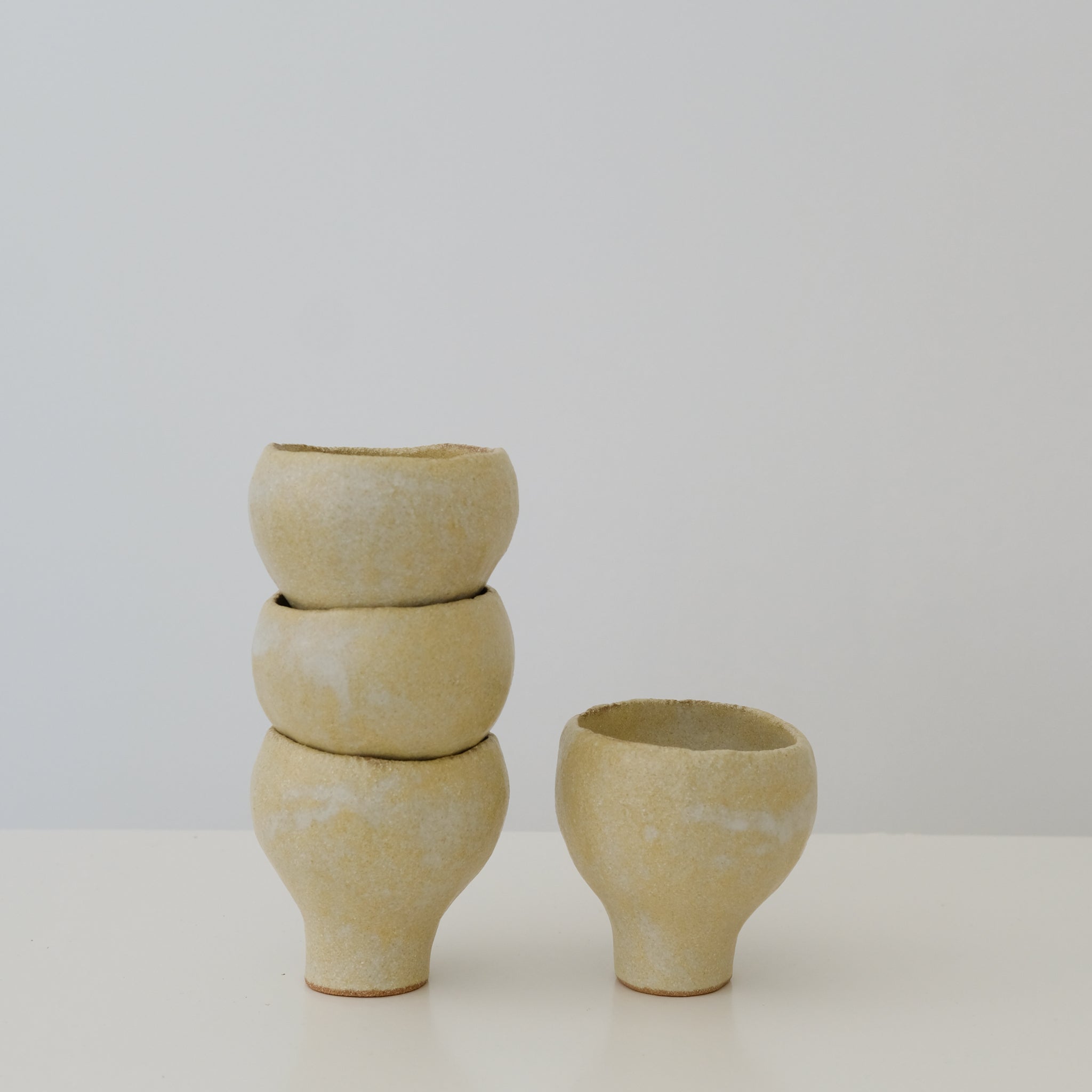 Tasse en grès roux crème par Mano Mani chez Brutal Ceramics