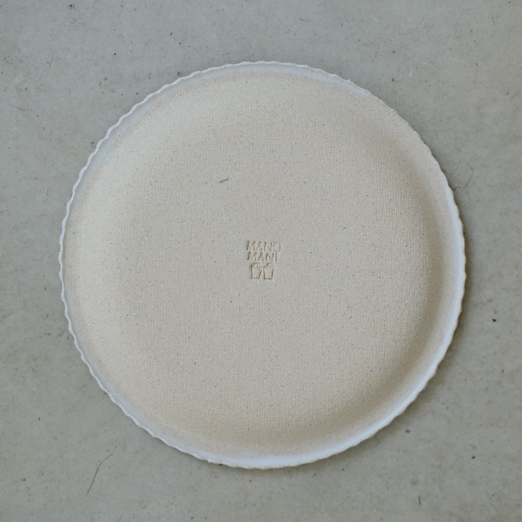 Assiette en grès blanc émail lait par Mano Mani chez Brutal Ceramics