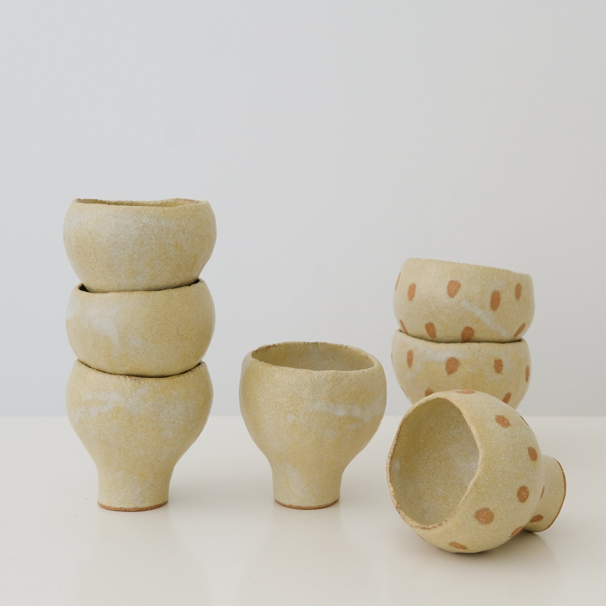 Tasse en grès roux crème par Mano Mani chez Brutal Ceramics