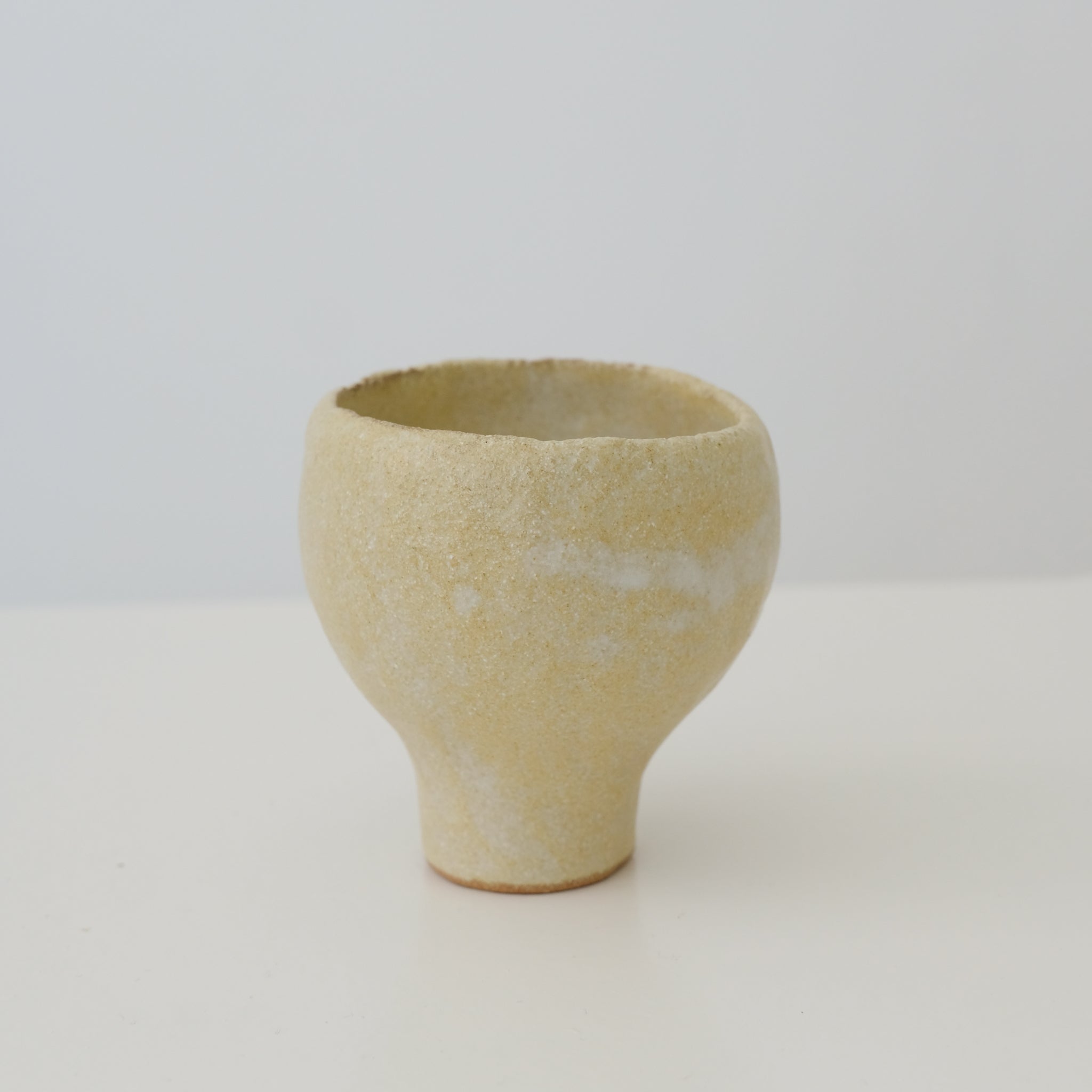 Tasse en grès roux crème par Mano Mani chez Brutal Ceramics