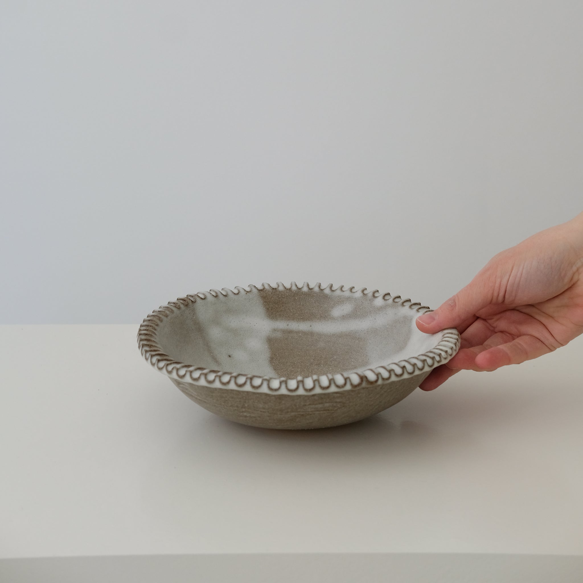 Saladier en grès roux D21,5cm - Blanc & Brun de Mano Mani chez Brutal