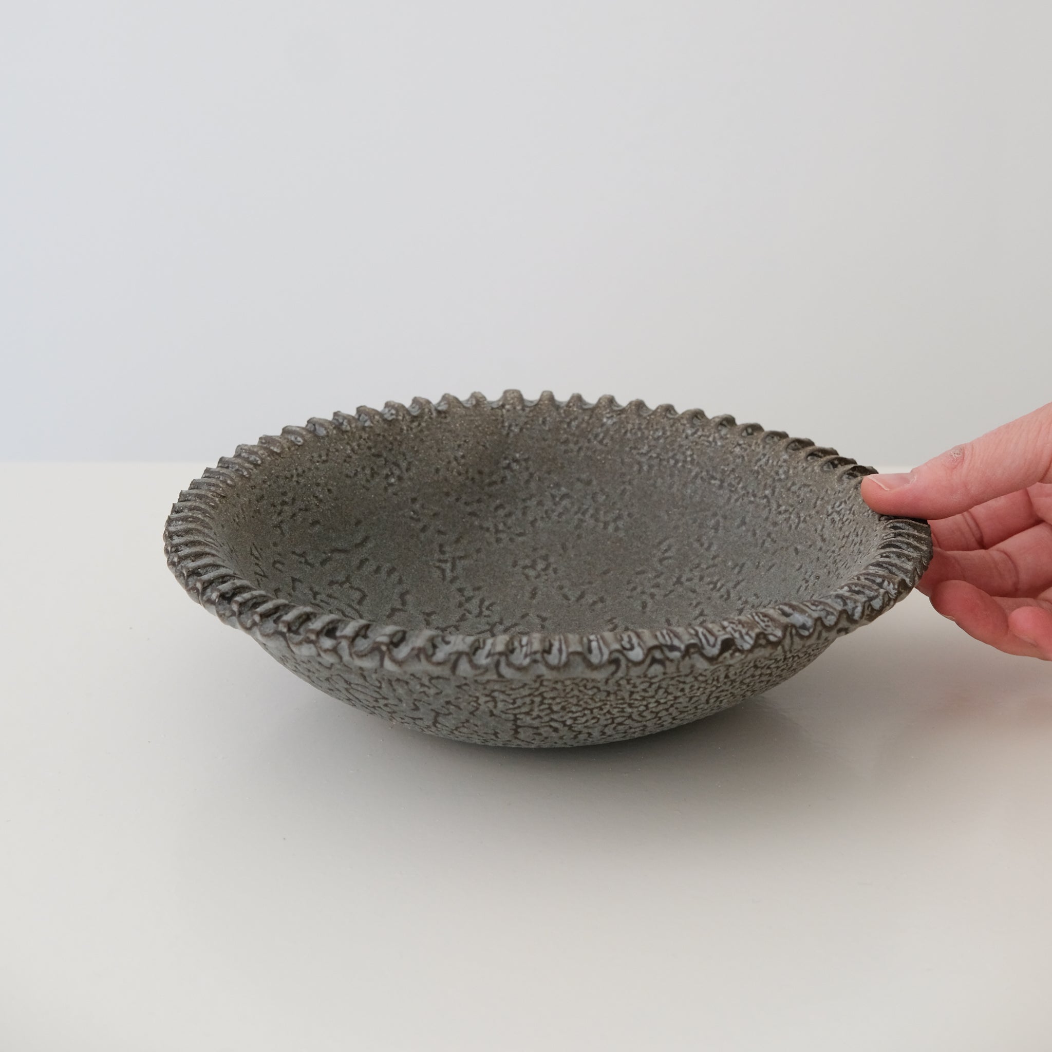 Saladier en grès noir D21,5cm -Mano Mani chez Brutal Ceramics
