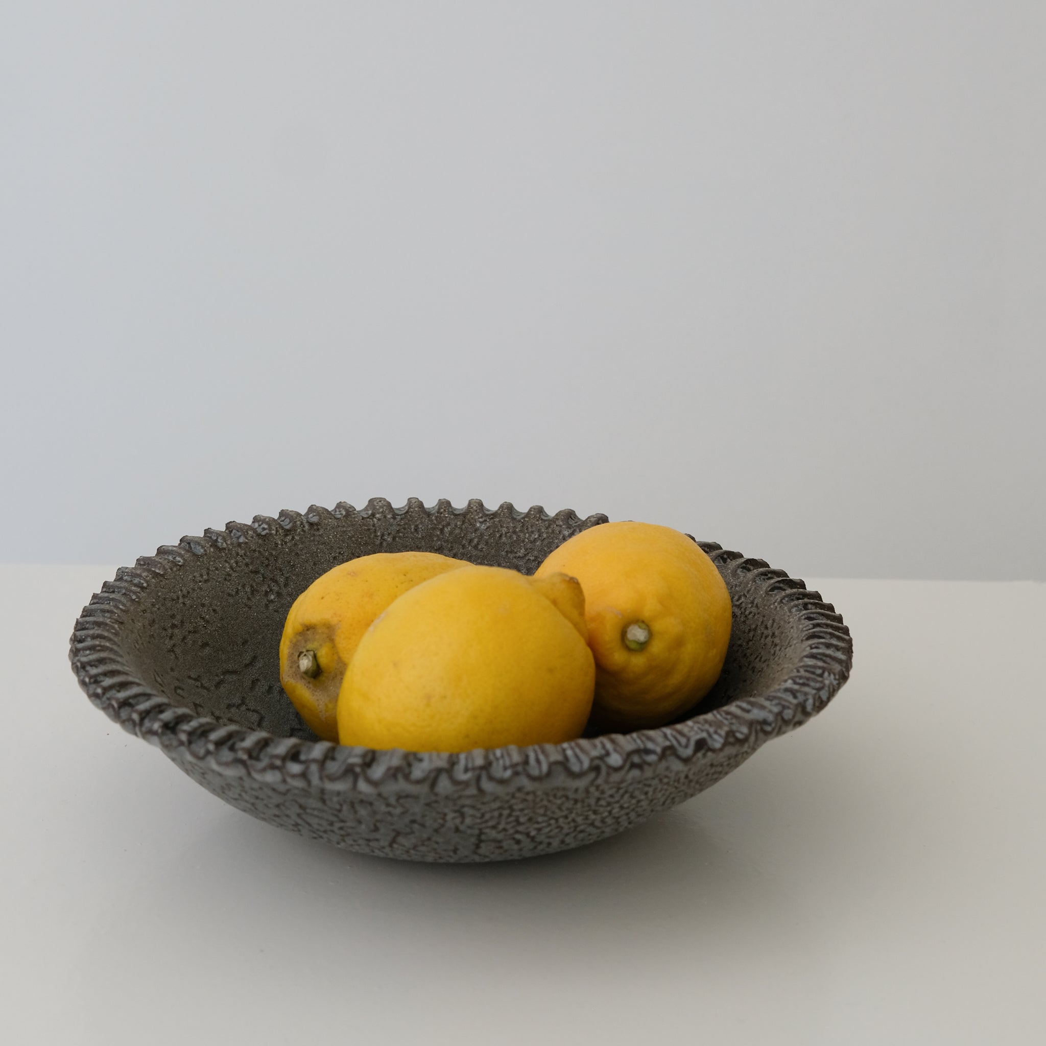 Saladier en grès noir D21,5cm -Mano Mani chez Brutal Ceramics