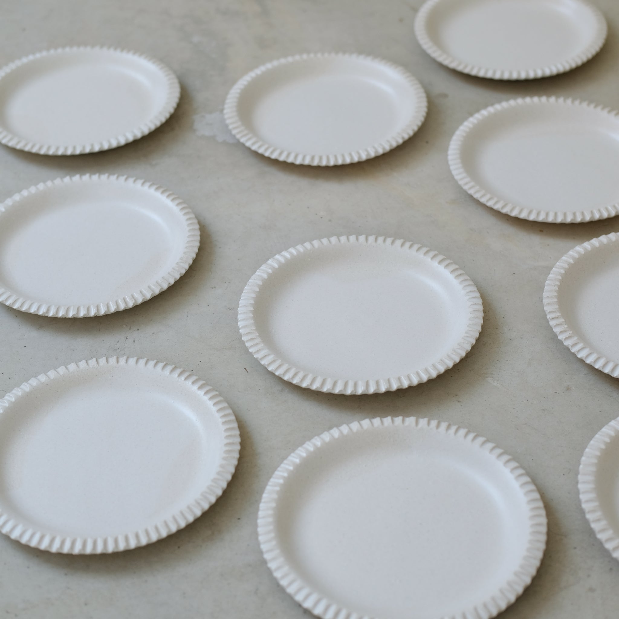 Assiette en grès blanc émail lait par Mano Mani chez Brutal Ceramics