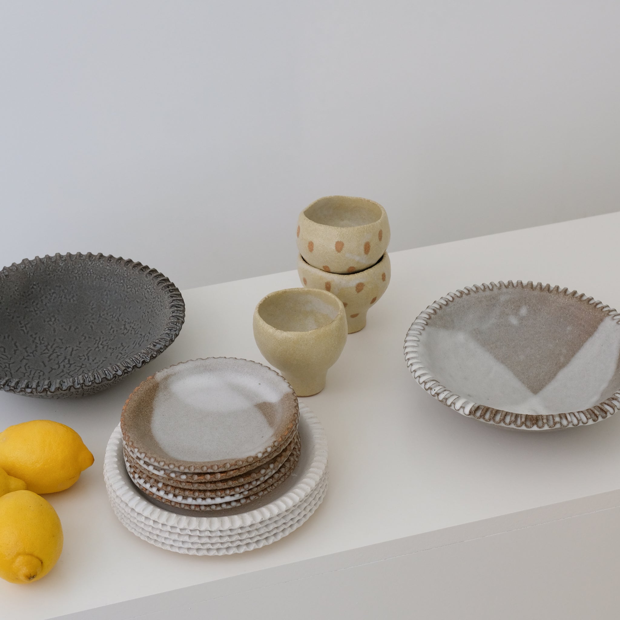Tasse en grès roux crème par Mano Mani chez Brutal Ceramics