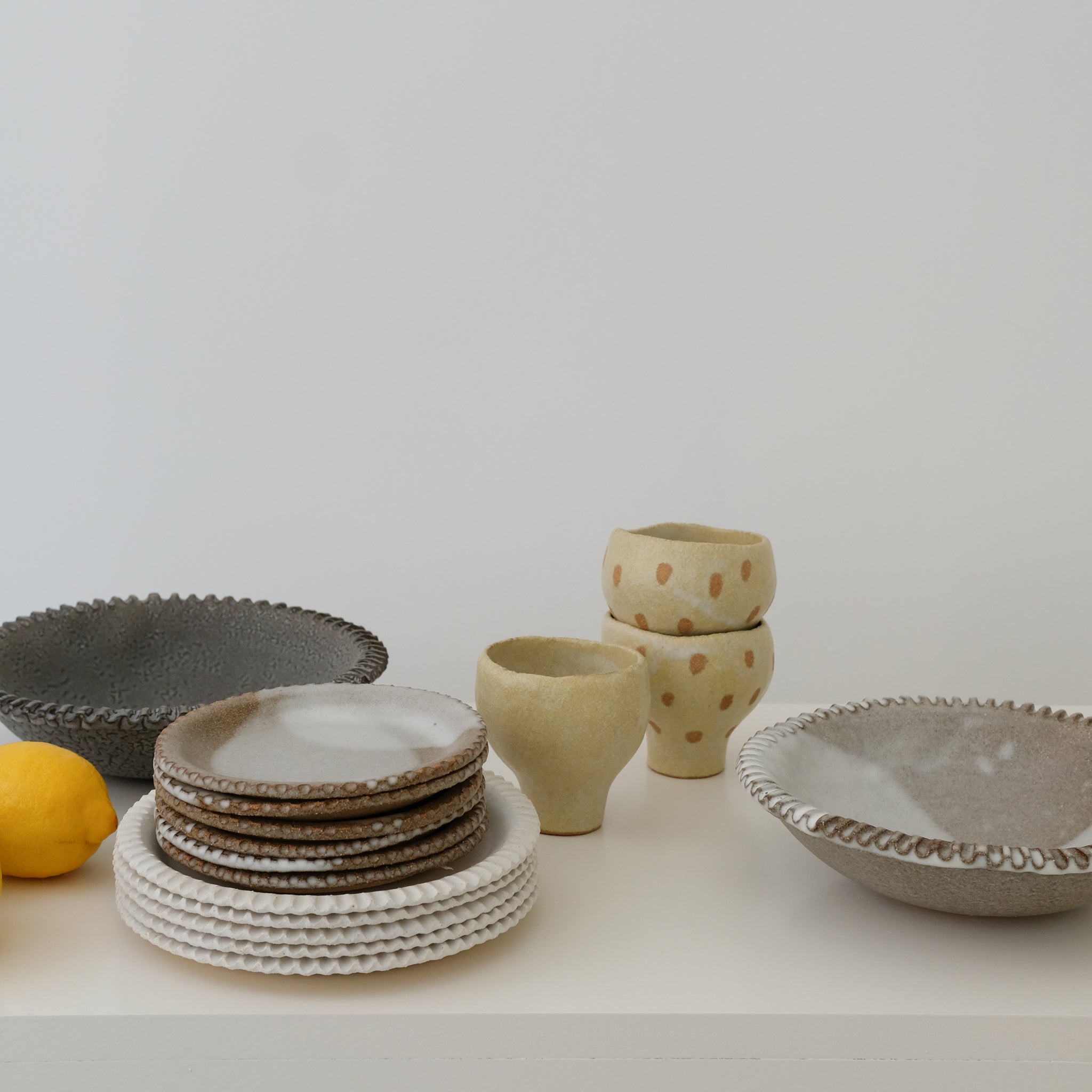 Saladier en grès roux D21,5cm - Blanc & Brun de Mano Mani chez Brutal