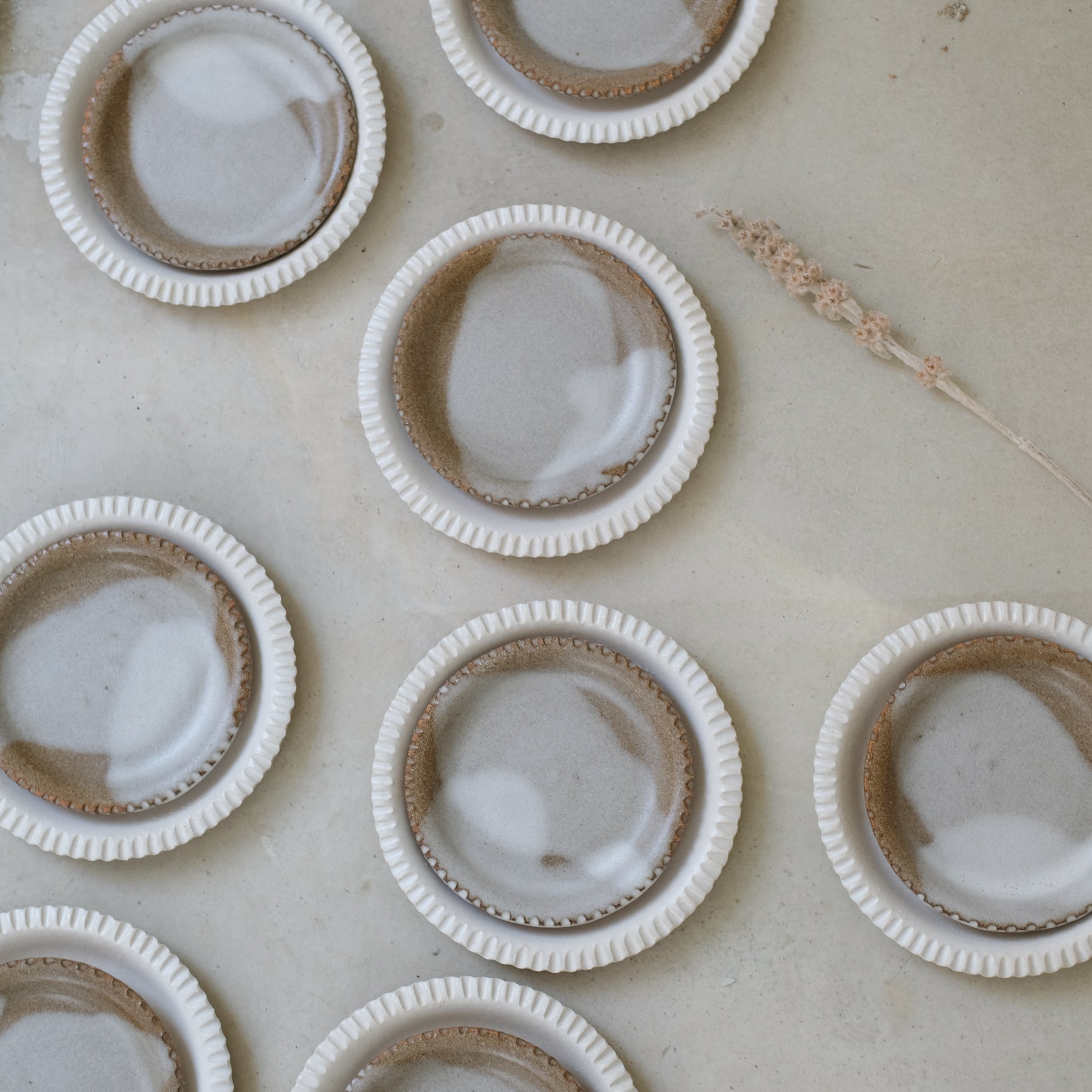 Assiette en grès blanc émail lait par Mano Mani chez Brutal Ceramics