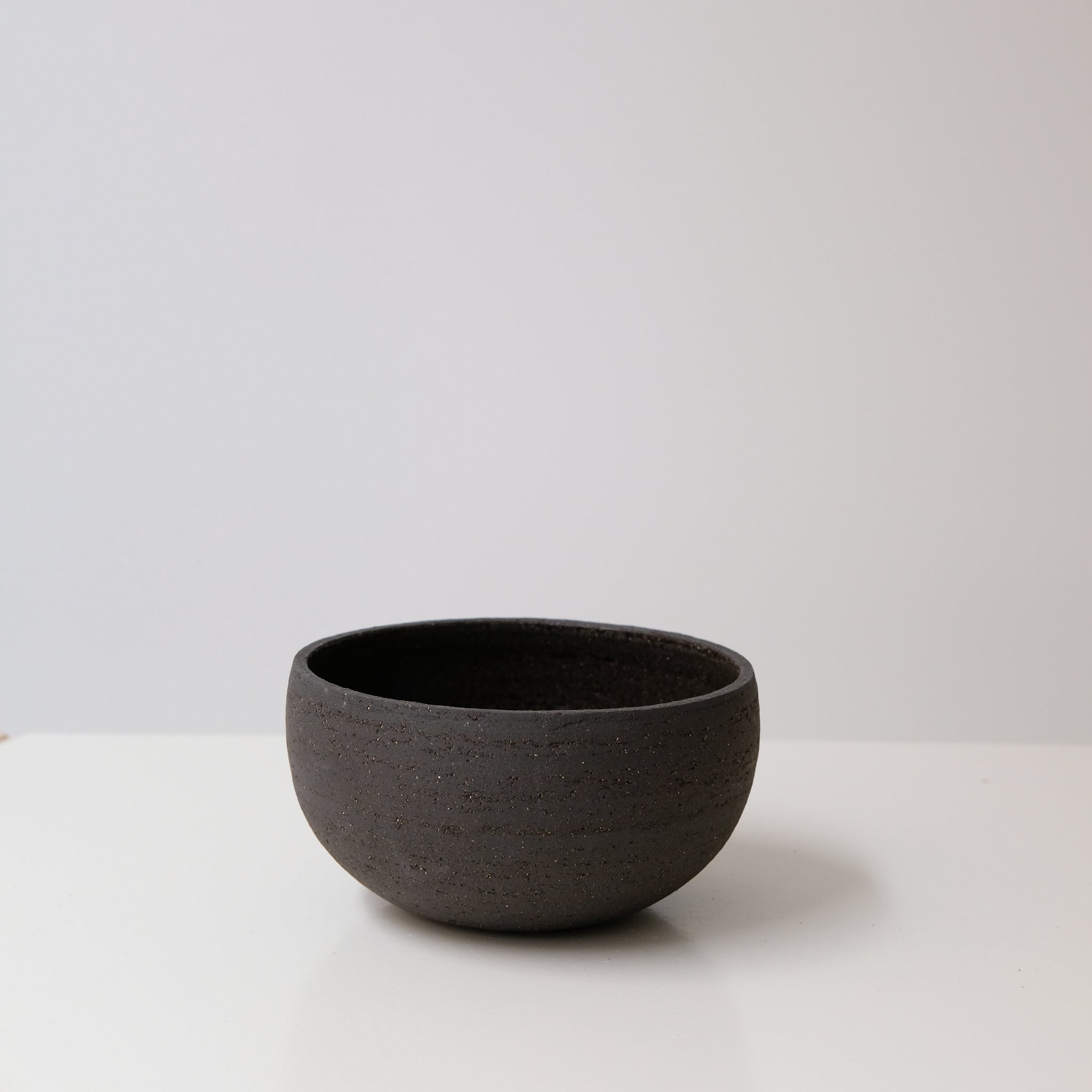 Bol en grès noir chamotté par Studio Racines chez Brutal 