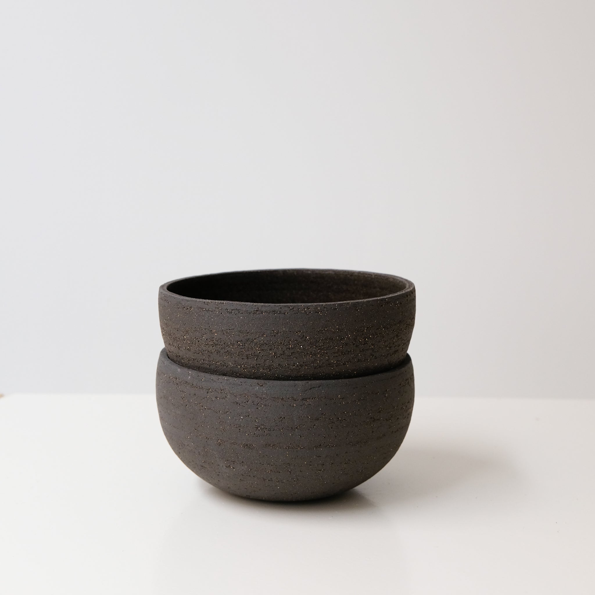 Bol en grès noir chamotté par Studio Racines chez Brutal 