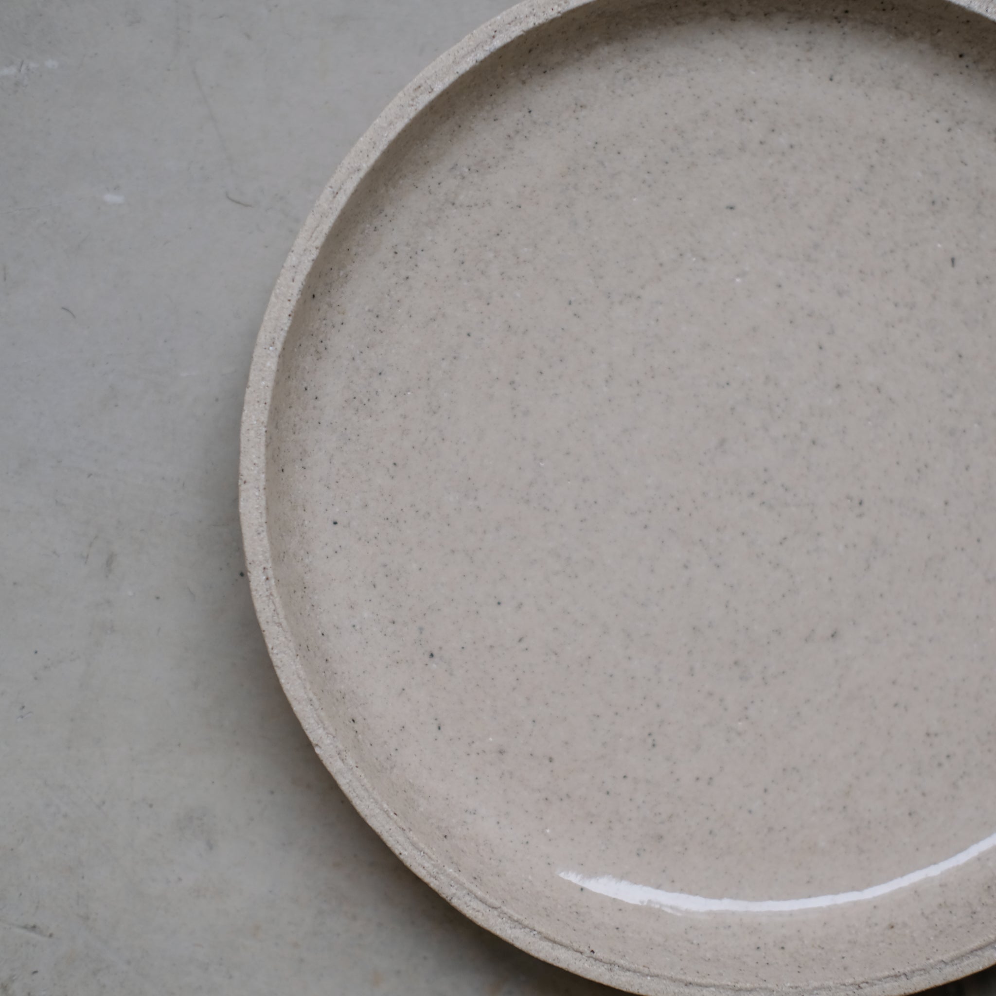 Assiette en grès chamotté par Studio Racines chez Brutal